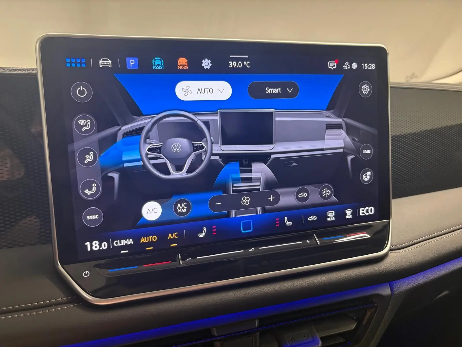 Écran tactile central du Volkswagen Tiguan 2025 affichant les commandes climatisation et sièges chauffants.