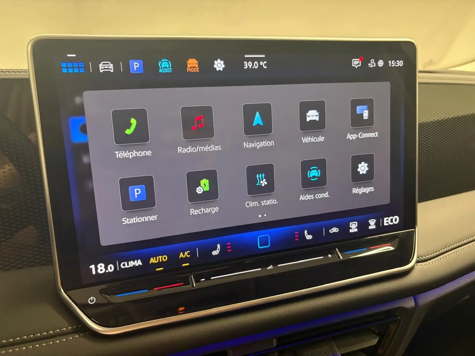 Écran tactile central du Volkswagen Tiguan 1.5 eHybrid 2025 avec interface multimédia et commandes climatisation intégrées.