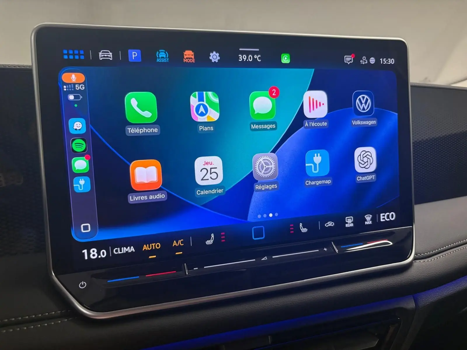 Écran tactile central du Volkswagen Tiguan 2025 affichant des applications et commandes climatisation, intérieur noir moderne.