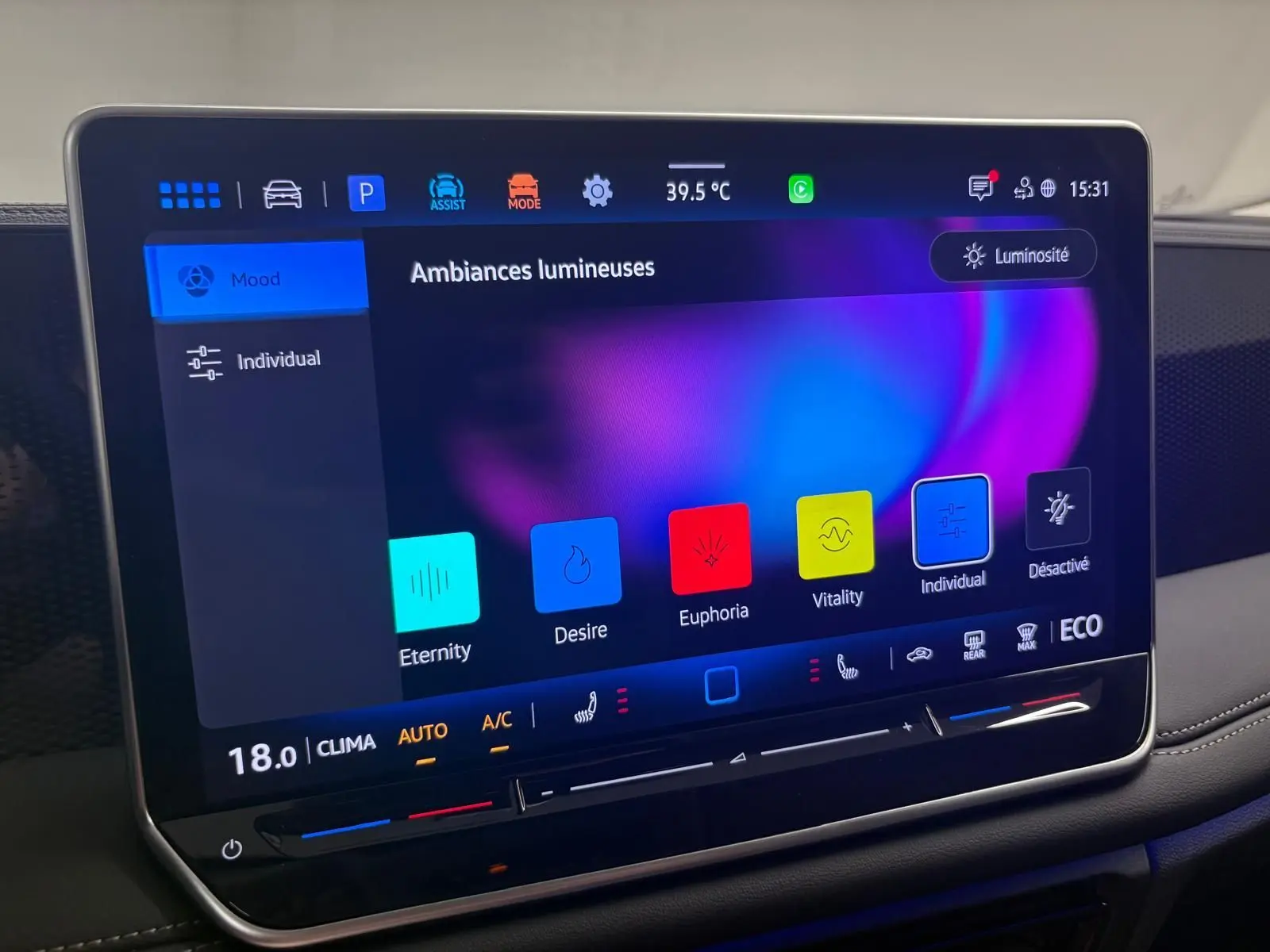 Écran tactile central du Volkswagen Tiguan 2025 affichant les options d'ambiances lumineuses colorées.