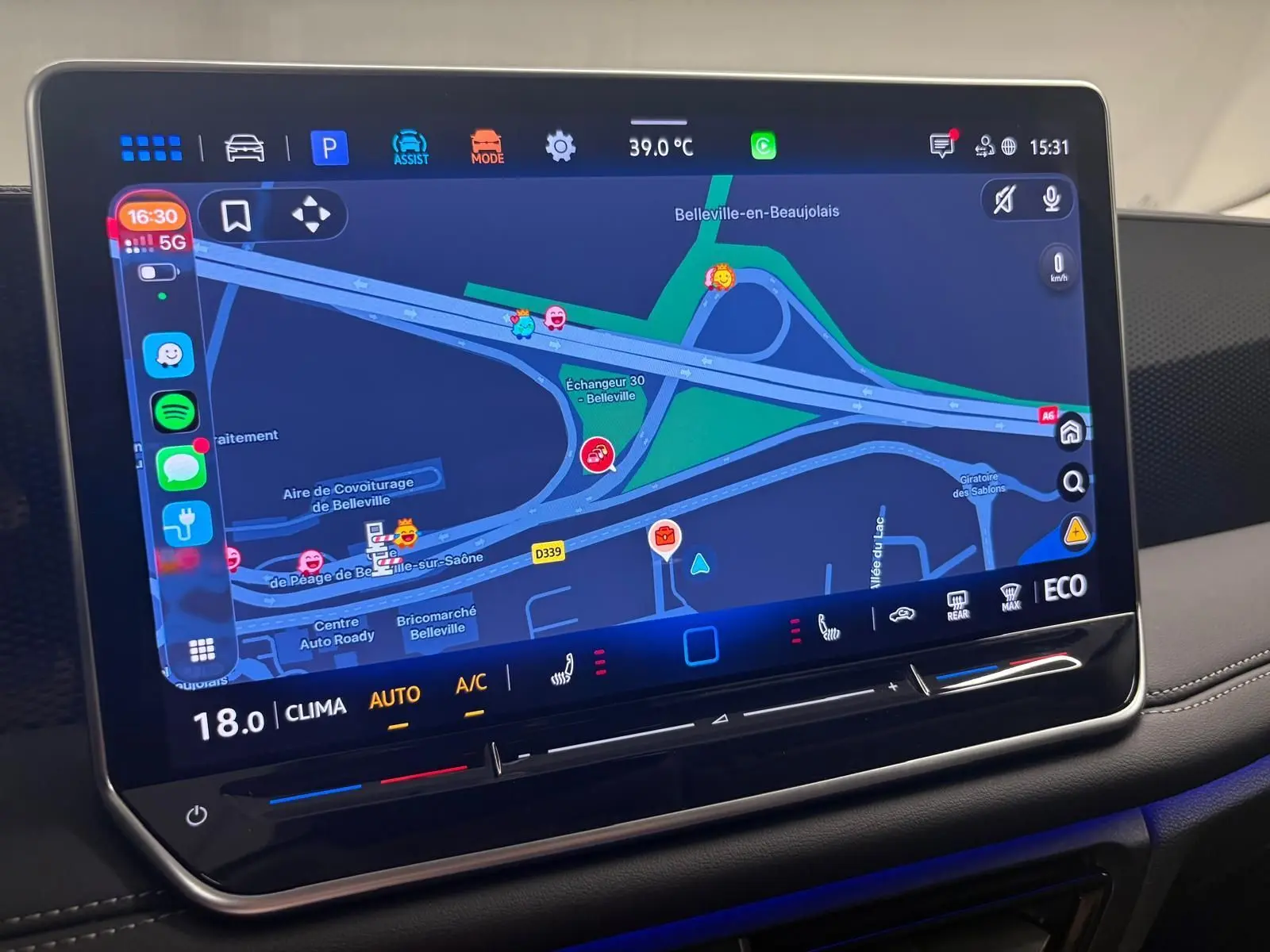 Écran tactile central du Volkswagen Tiguan 2025 affichant la navigation avec interface moderne et commandes climatisation intégrées.