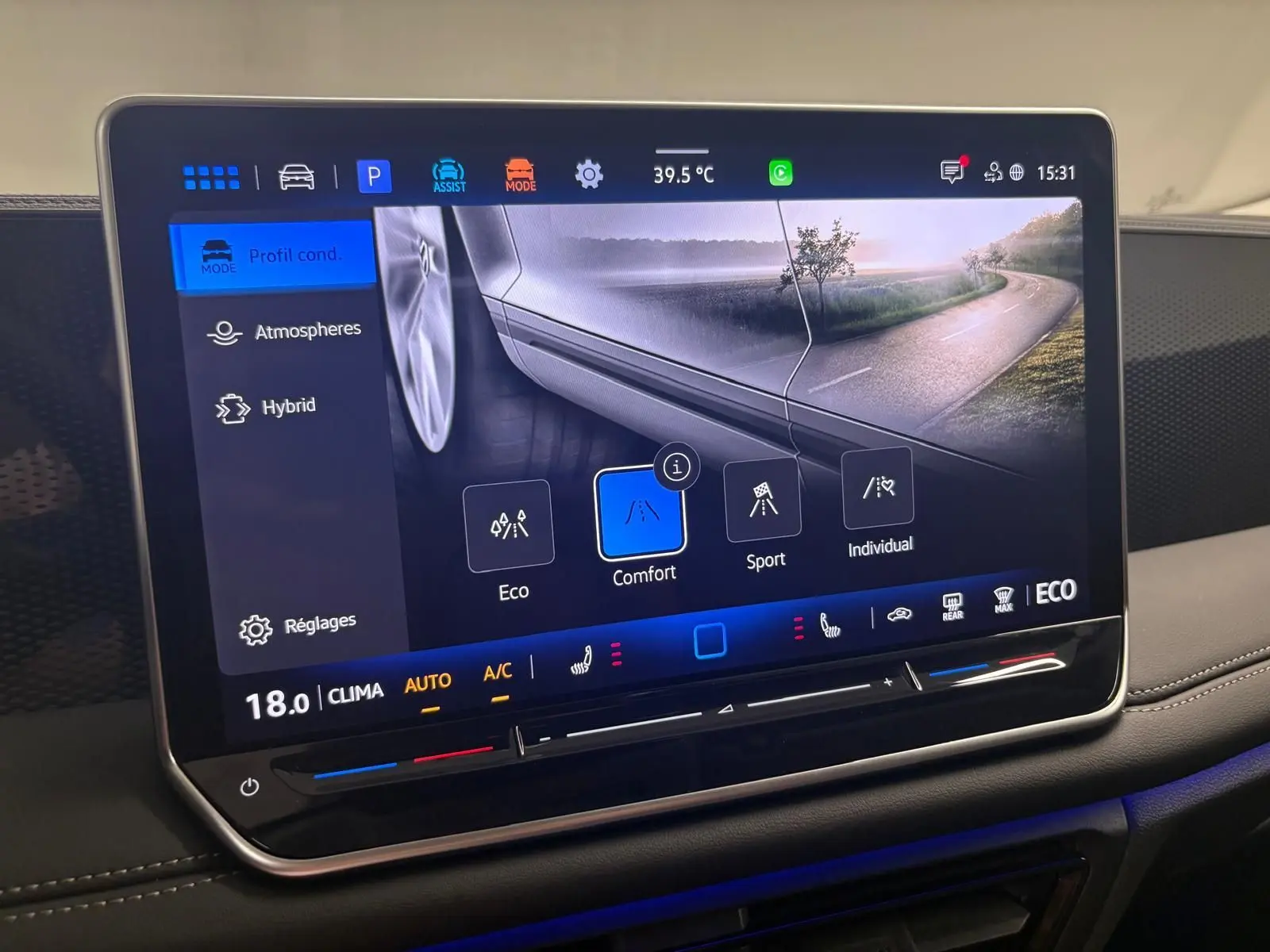 Écran tactile central du Volkswagen Tiguan 2025 affichant les modes de conduite et la température intérieure.