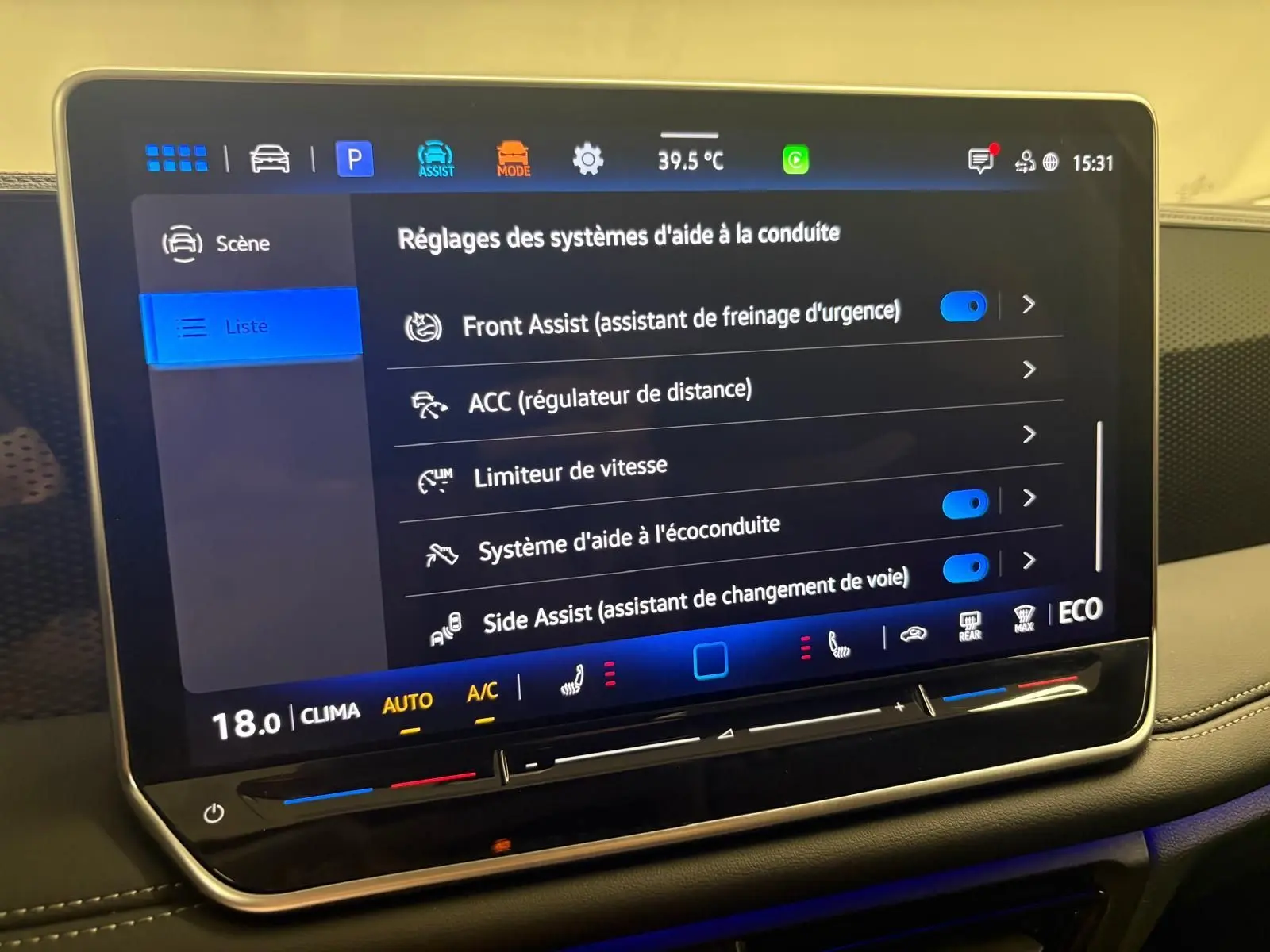 Écran tactile central du Volkswagen Tiguan 2025 affichant les réglages des aides à la conduite, avec commandes climatisation en dessous.