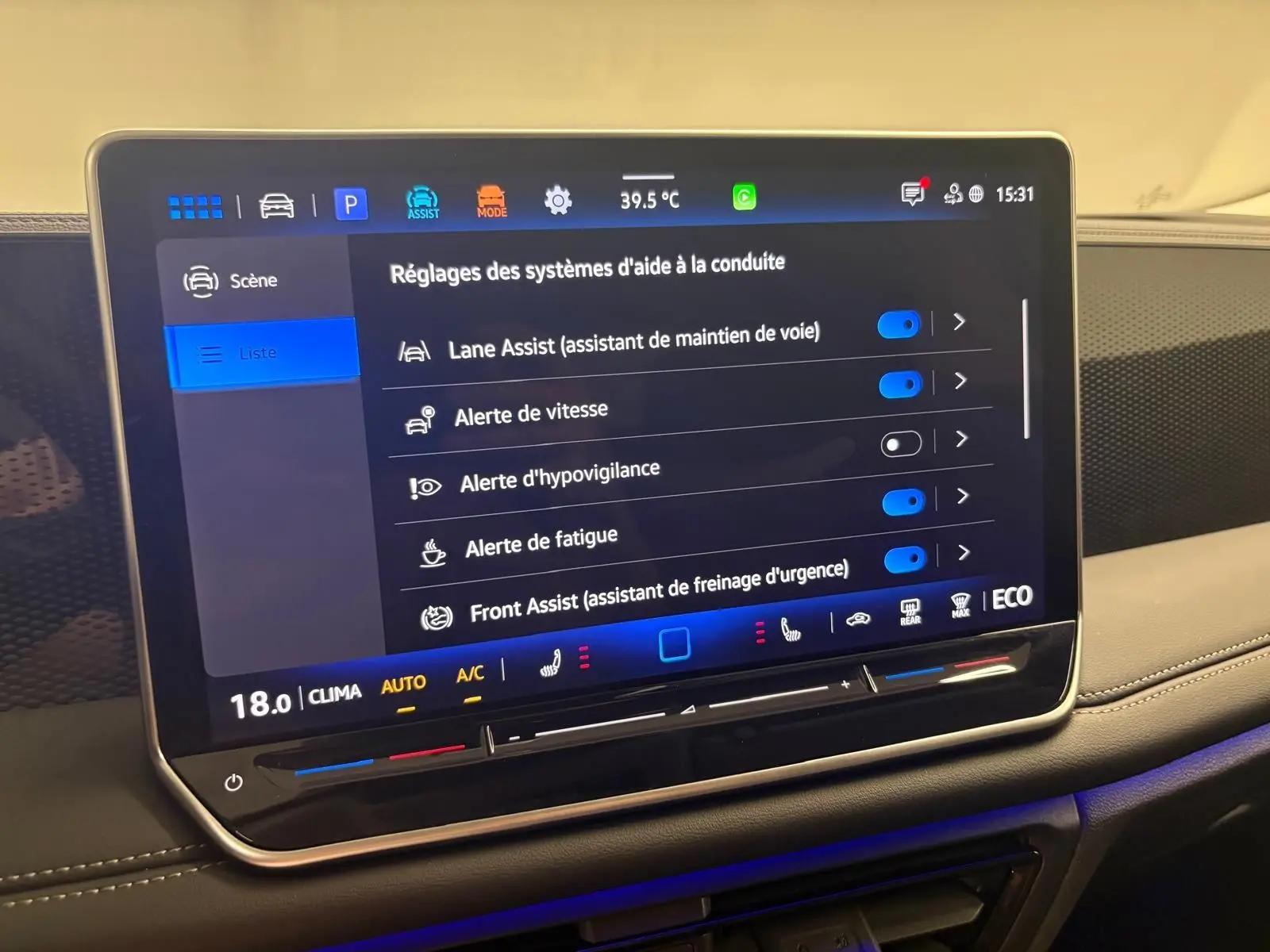 Écran tactile central du Volkswagen Tiguan 2025 affichant les réglages des aides à la conduite dans l'habitacle.