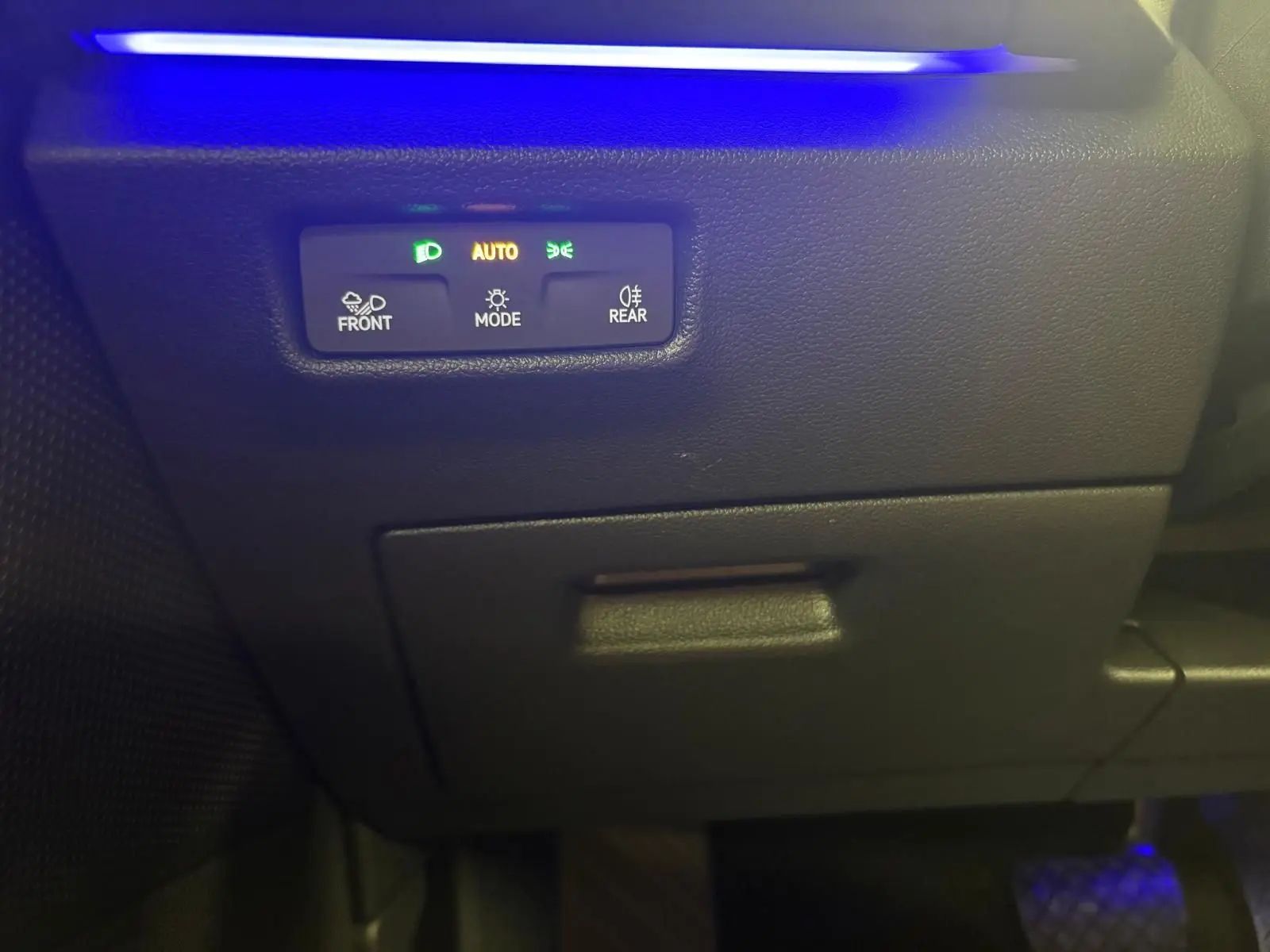 Gros plan sur le tableau de bord côté conducteur du Volkswagen Tiguan 1.5 eHybrid, avec commandes d’éclairage activées.