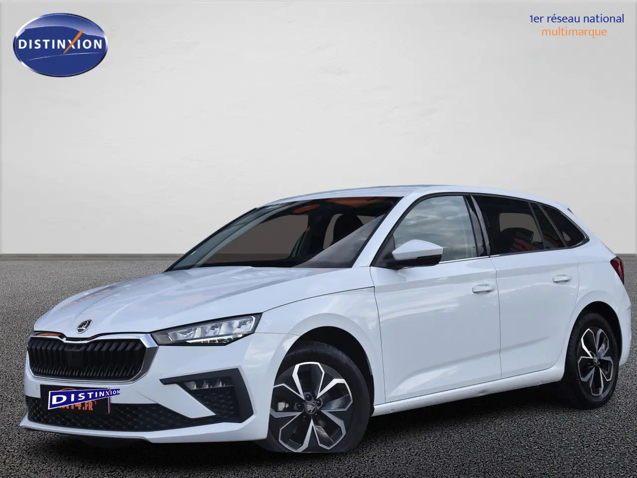 Vue 3/4 avant d'une Skoda Scala blanc glacier avec jantes alliage 16 pouces et calandre noire distinctive.