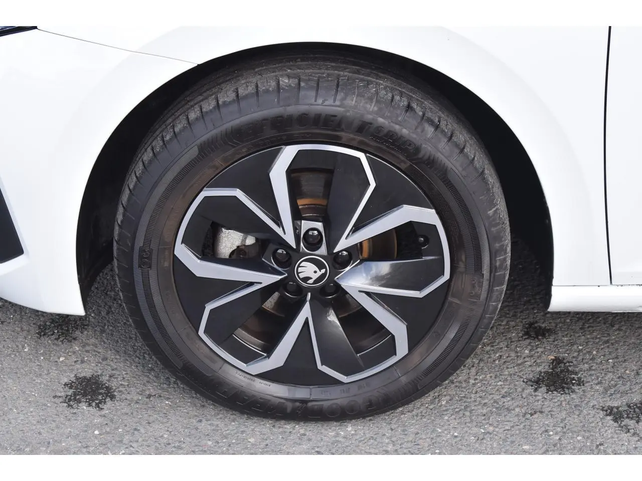 Gros plan sur la jante alliage 16 pouces Cortadero Aero noire et argentée de la Skoda Scala blanc glacier, côté gauche.