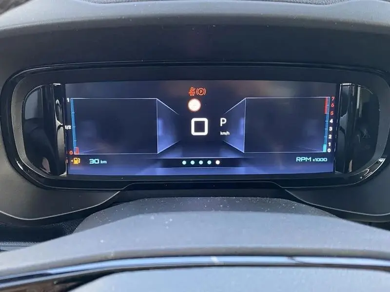 Tableau de bord numérique du Citroën Berlingo gris Artense, affichage central avec compte-tours et indicateur de vitesse à l'arrêt.