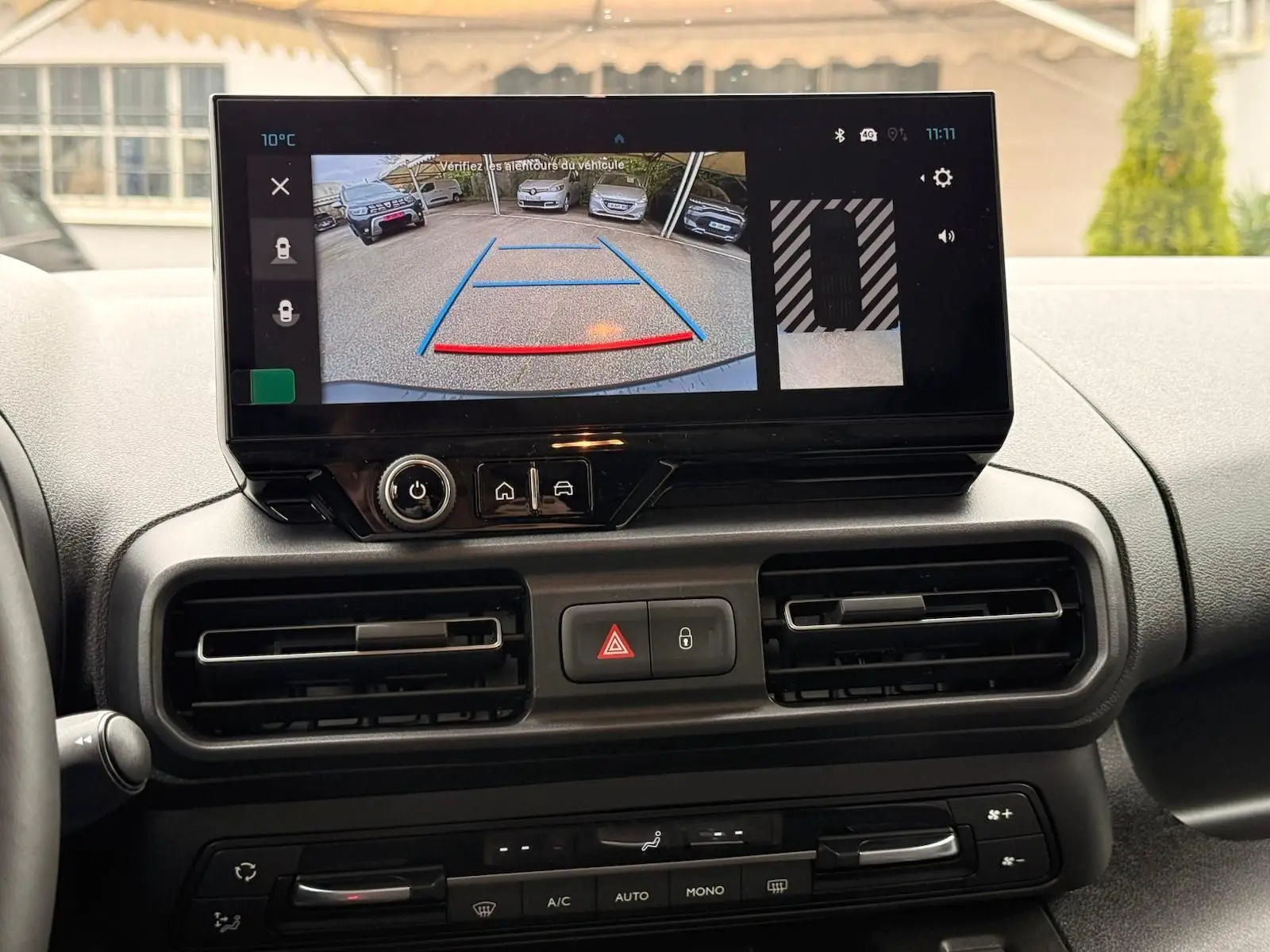 Vue du tableau de bord du Citroën Berlingo gris Artense 2025 avec écran tactile affichant la caméra de recul.