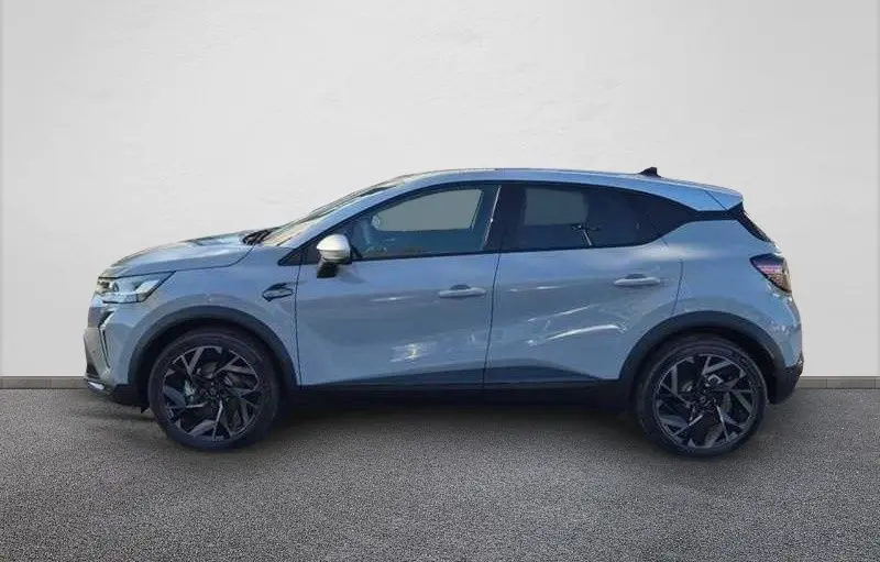 Renault Captur E-Tech hybride 2025 gris Rafale vue de profil côté gauche avec toit gris et jantes noires distinctives.