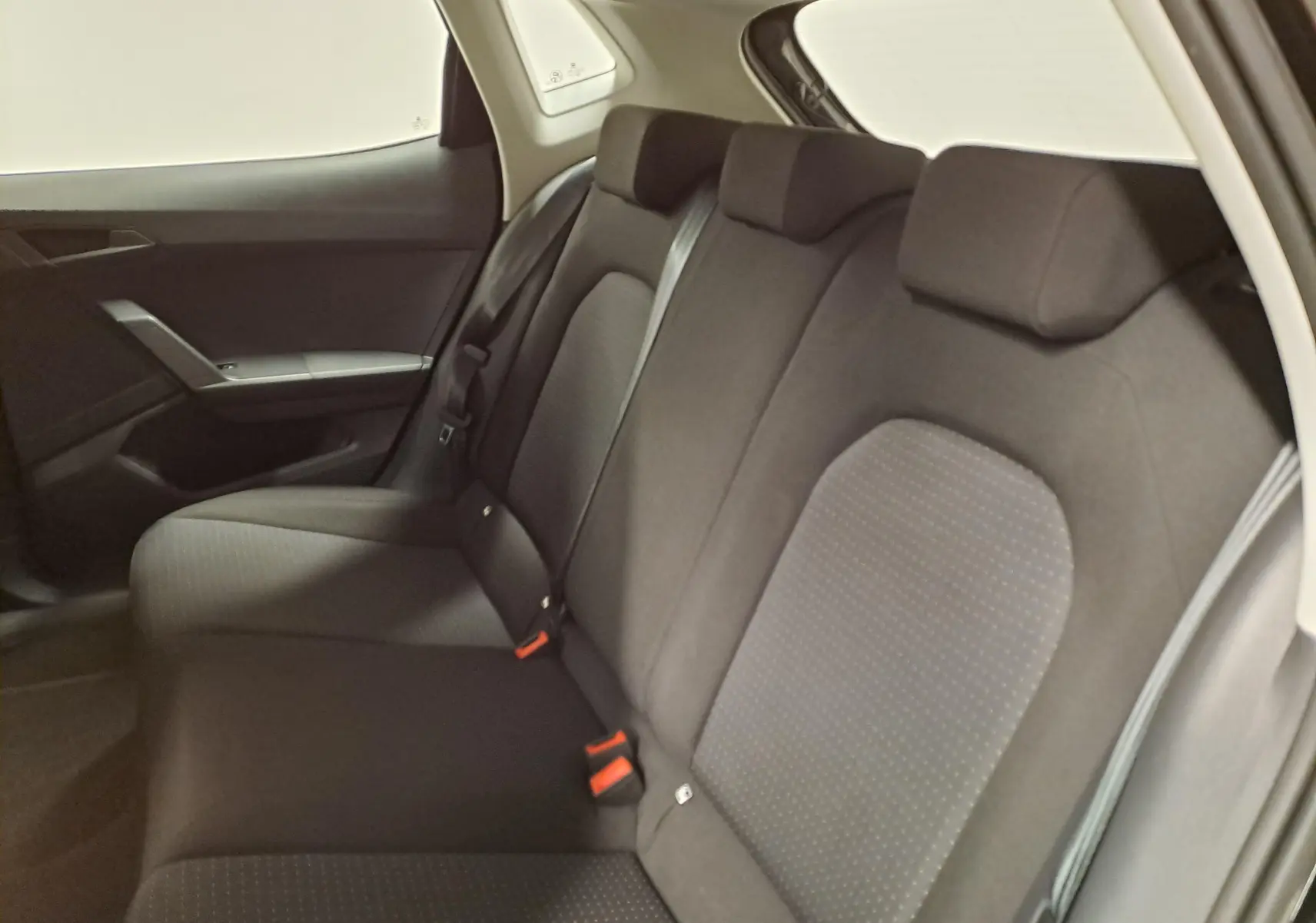 Vue intérieure côté droit des sièges arrière en tissu gris foncé de la SEAT IBIZA 2024, version 1.0 TSI STYLE.