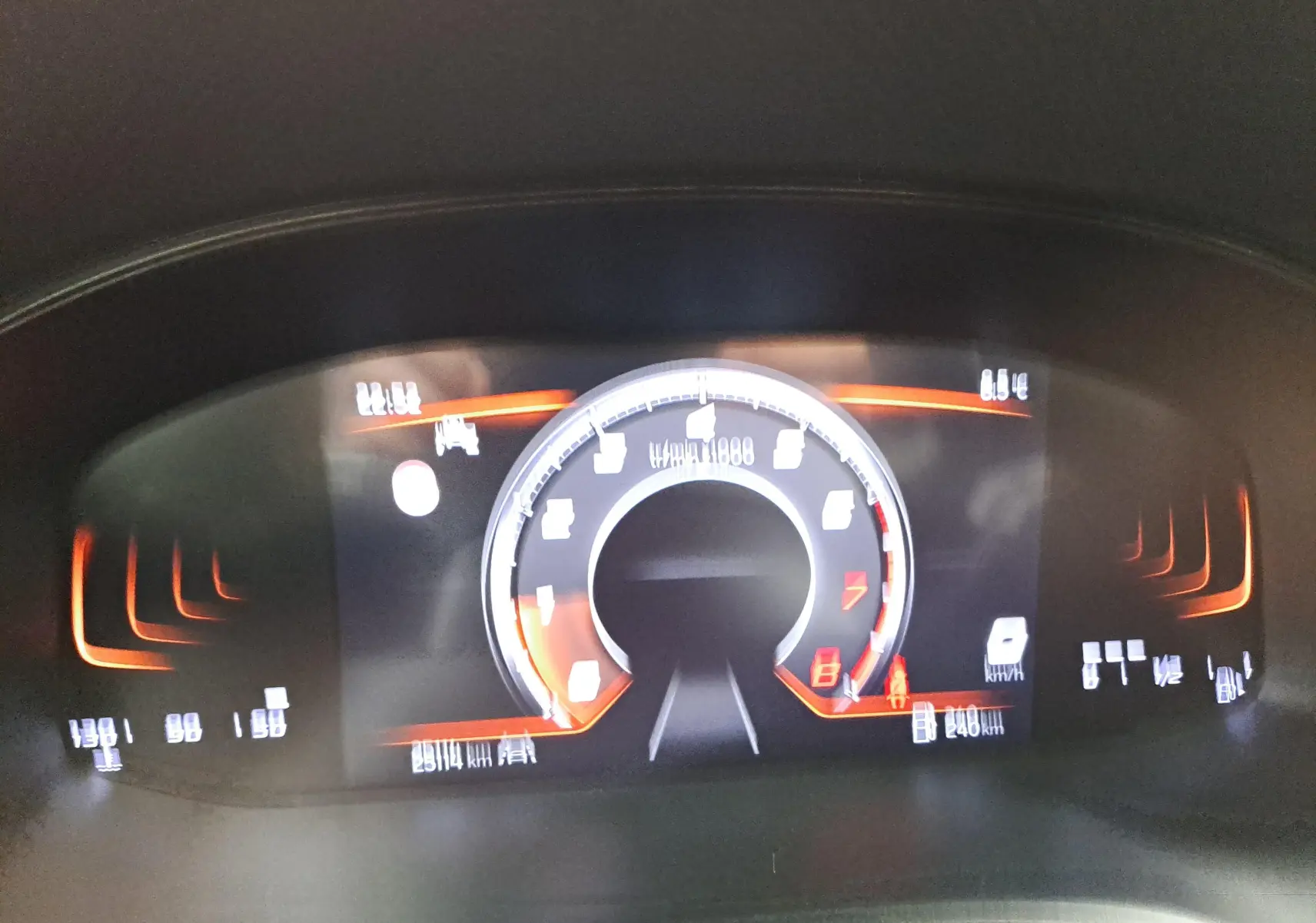 Tableau de bord numérique de la SEAT Ibiza 2024, affichage central du compte-tours et informations de conduite en orange.