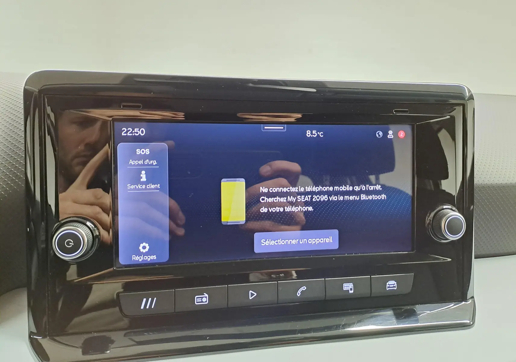 Écran tactile central du tableau de bord de la SEAT IBIZA 2024, avec interface Bluetooth et commandes tactiles.