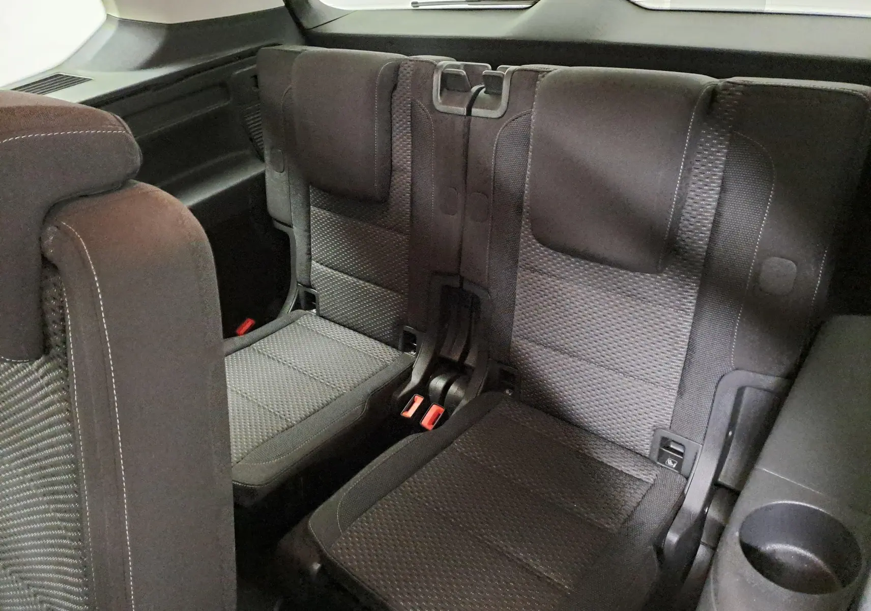 Vue intérieure sur la troisième rangée de sièges noirs du Volkswagen Touran 2025, version 7 places, finition VW Edition.