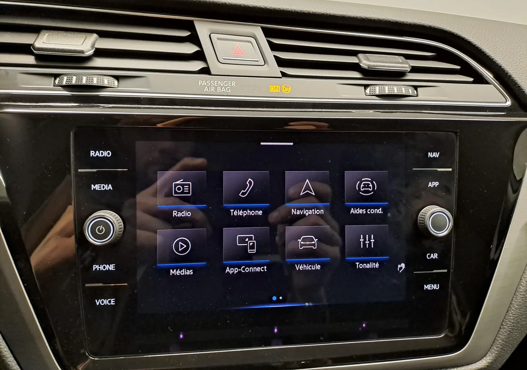 Écran tactile central du tableau de bord du Volkswagen Touran 2025, affichant le menu multimédia et navigation.