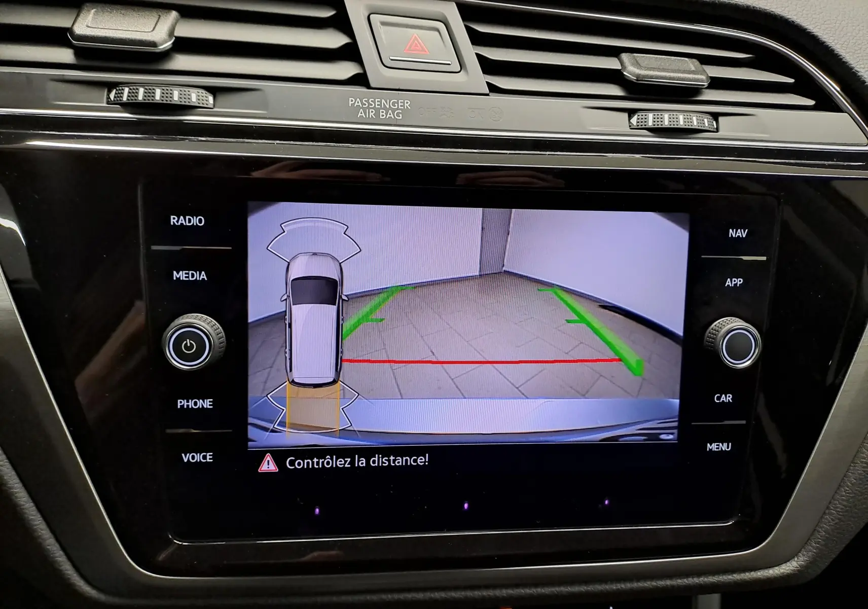 Écran multimédia du Volkswagen Touran 2025 affichant la caméra de recul avec guidage en couleurs dans un intérieur noir.