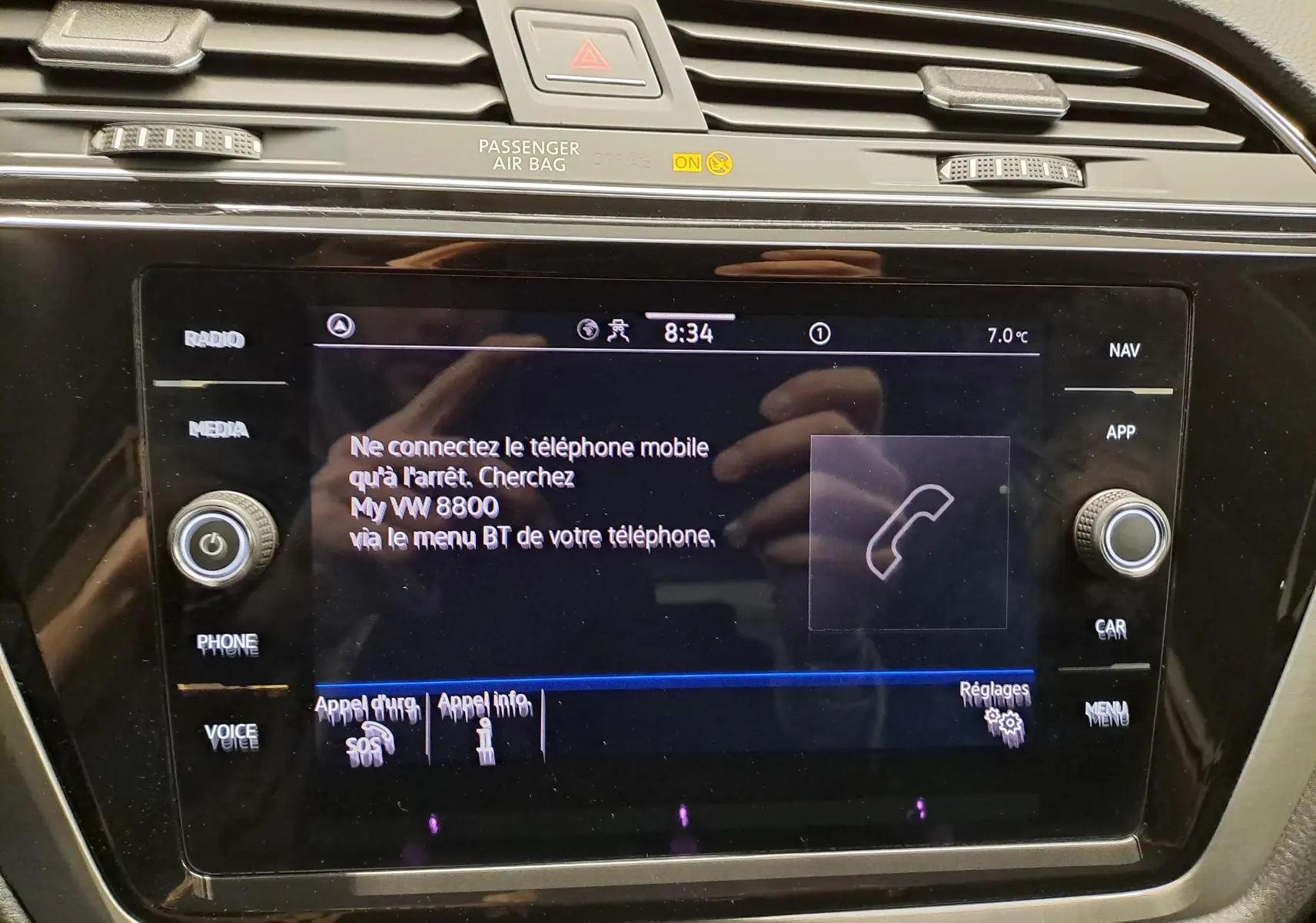 Écran tactile central du Volkswagen Touran 2025 affichant les options de connexion téléphone, entouré de commandes noires.