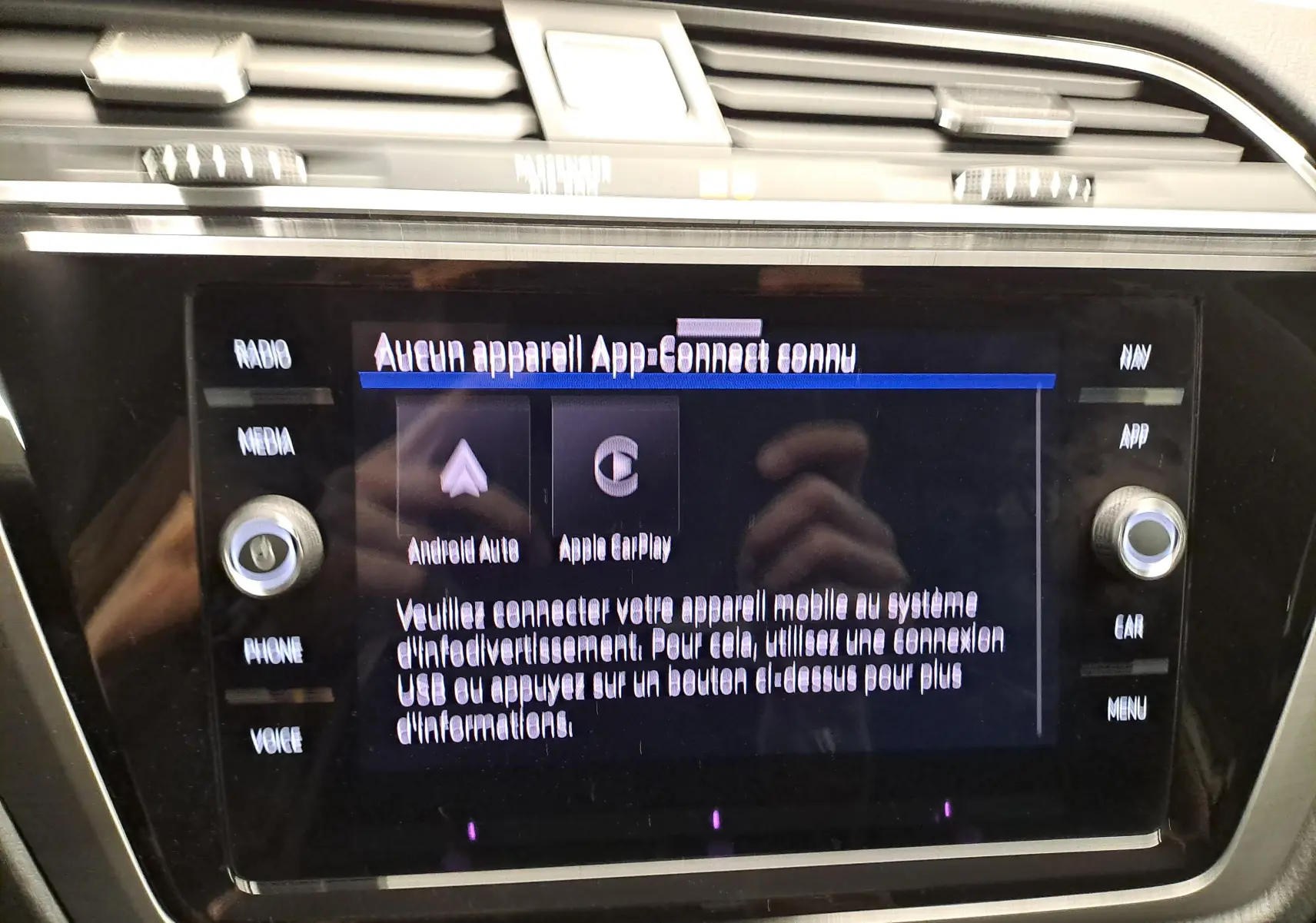Vue rapprochée de l’écran tactile central du Volkswagen Touran 2025 affichant les options Android Auto et Apple CarPlay.