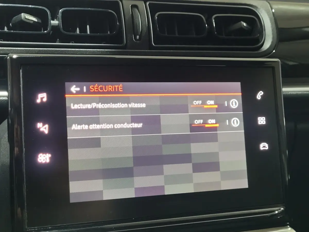 Écran tactile central de la Citroën C3 beige 2022 affichant les réglages de sécurité activés.