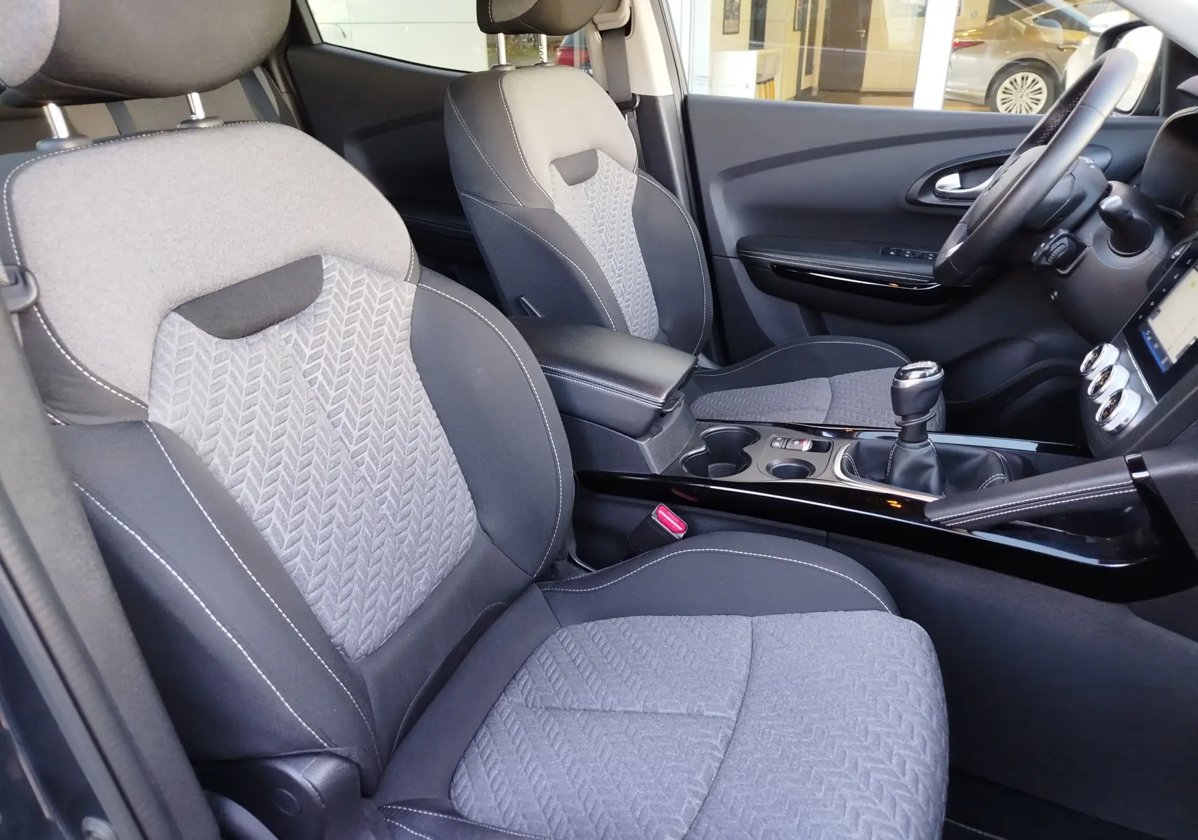 Vue intérieure côté conducteur du Renault Kadjar 1.3 TCe 140ch 2021, sièges tissu gris avec surpiqûres blanches et boîte manuelle.