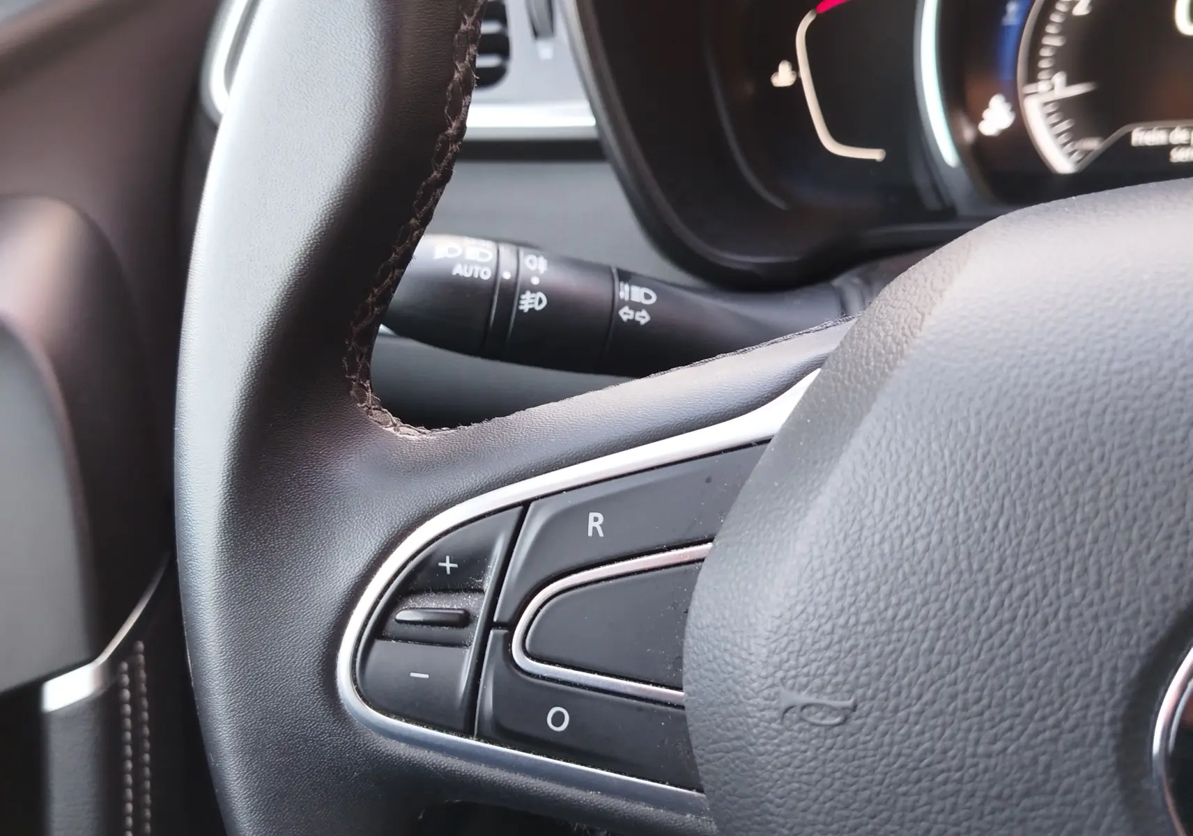 Gros plan sur le volant en cuir noir avec commandes intégrées du Renault Kadjar 1.3 TCe 140ch Gris Titanium 2021.