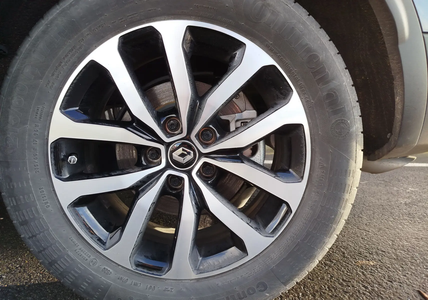 Gros plan sur la jante alliage bicolore noire et argentée du Renault Kadjar 1.3 TCe 140ch Gris Titanium, roue avant droite.