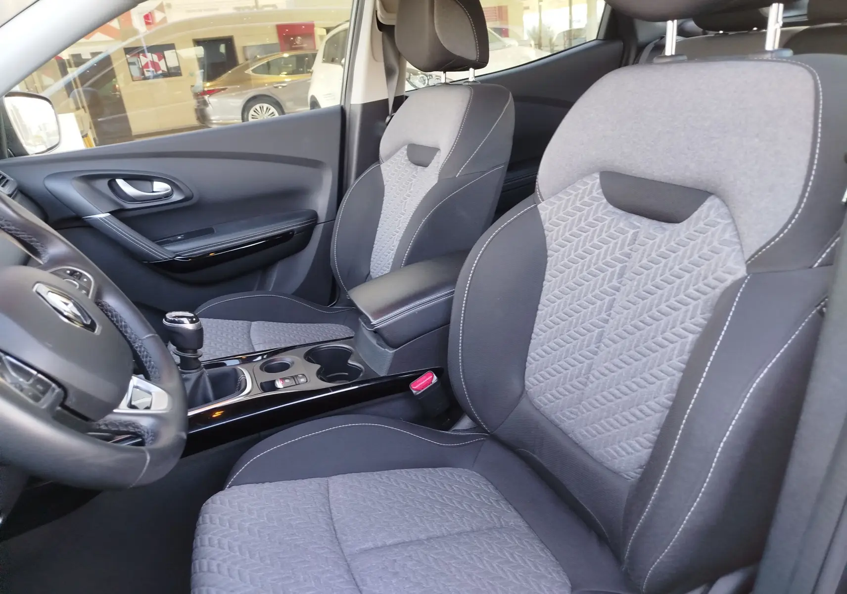 Vue intérieure côté conducteur du Renault Kadjar 1.3 TCe 140ch 2021, sièges tissu gris avec motifs géométriques.