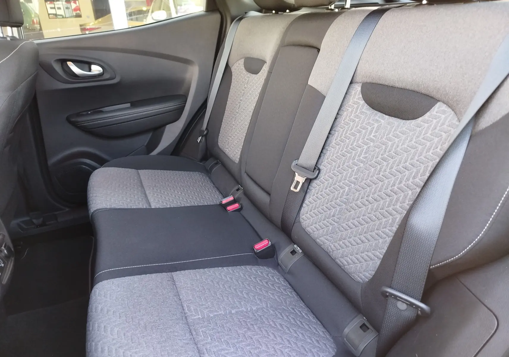 Vue latérale droite de la banquette arrière en tissu gris et noir du Renault Kadjar 2021, avec ceintures de sécurité visibles.