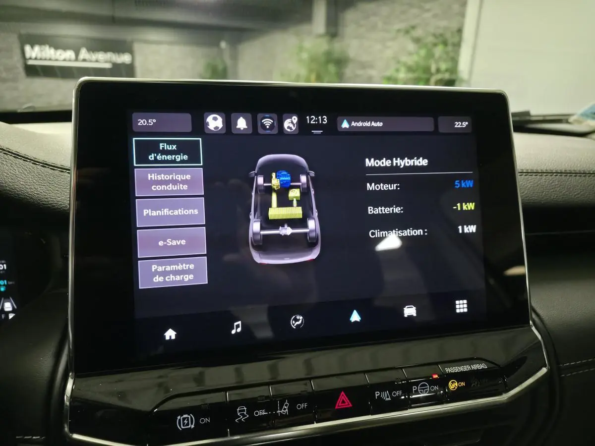 Écran tactile central affichant le mode hybride du Jeep Compass 2024, vue intérieure du tableau de bord.