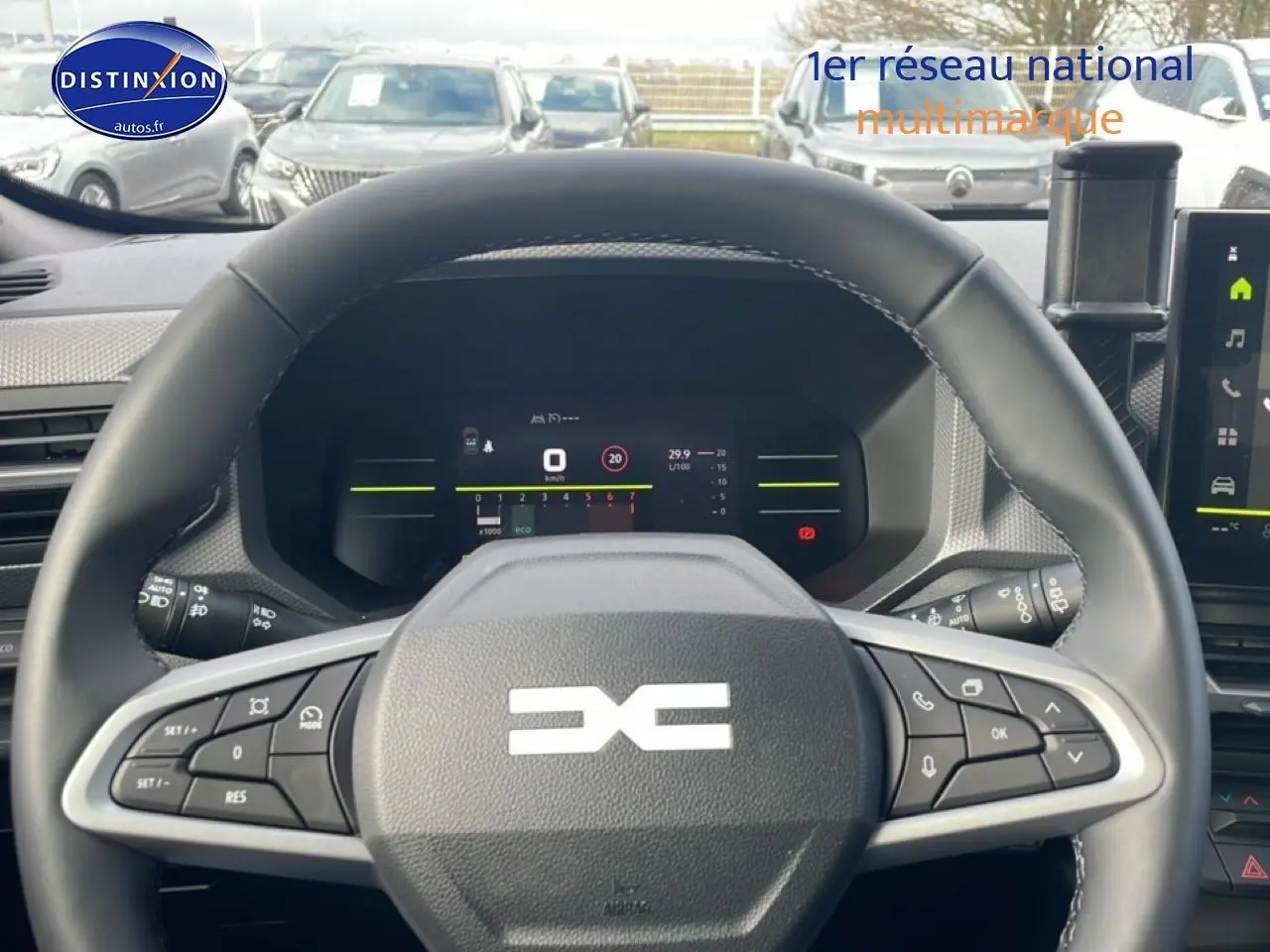 Vue intérieure centrée sur le volant multifonction noir du Dacia Duster 2026 avec tableau de bord numérique allumé.