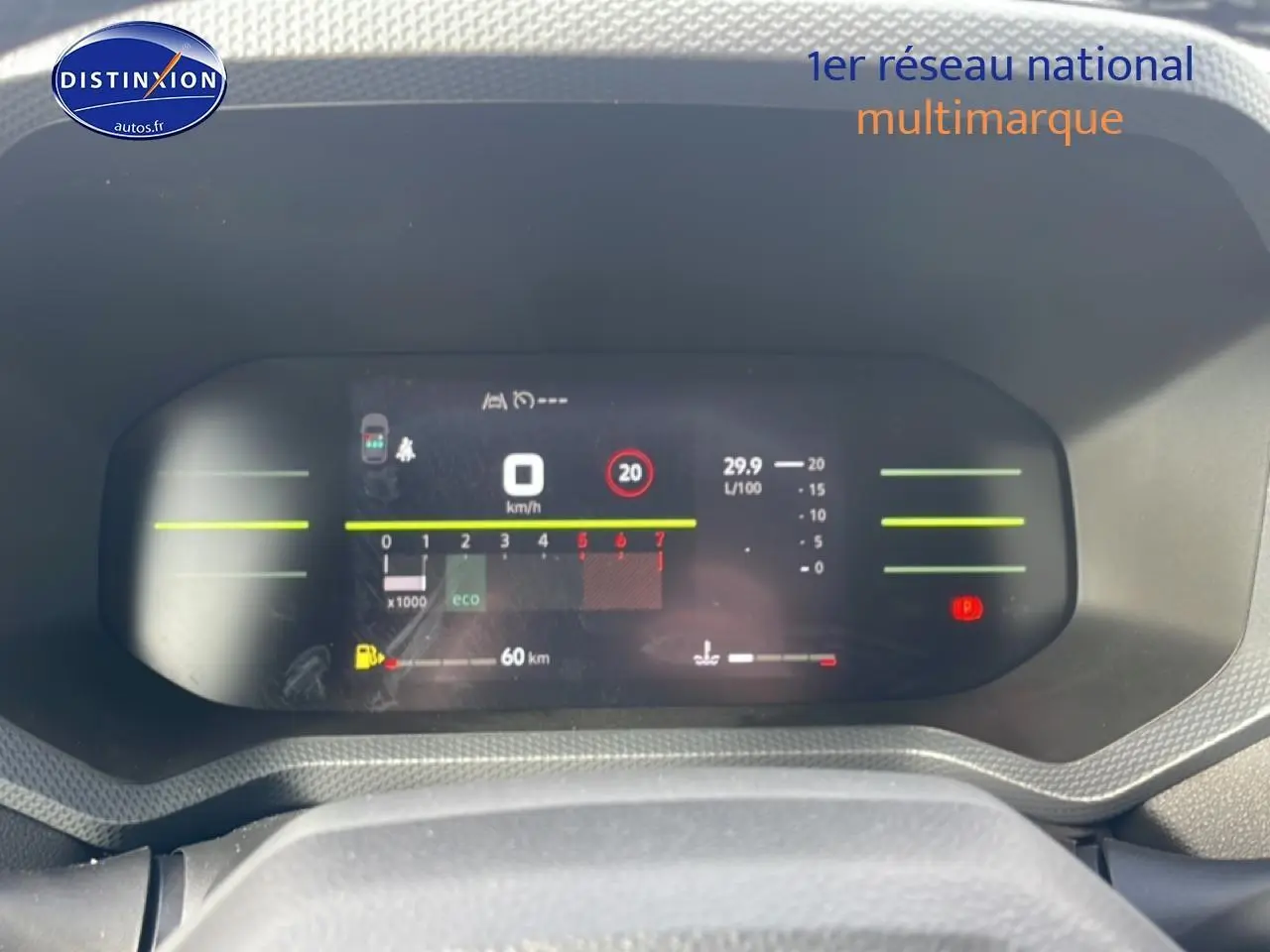 Tableau de bord numérique du Dacia Duster 2026 affichant vitesse, consommation et alertes, vu de face.