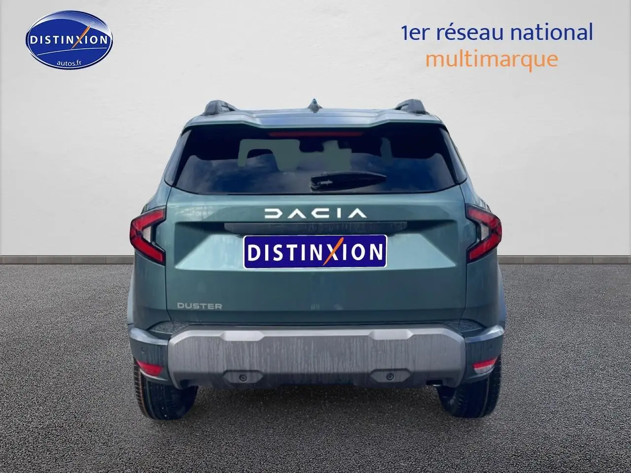 Vue arrière d'un Dacia Duster 2026 vert cèdre avec barres de toit et feux arrière LED distinctifs.