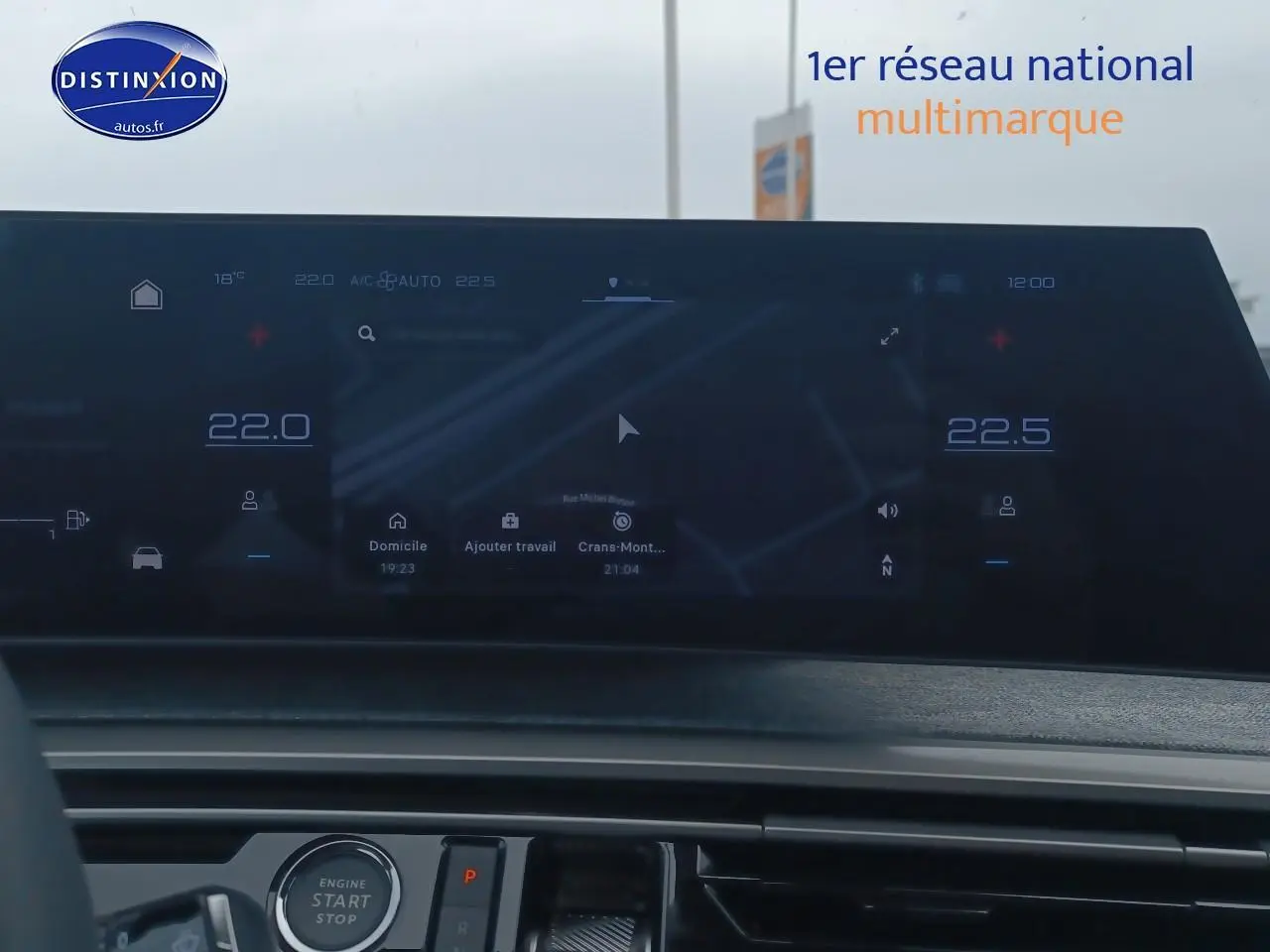 Vue rapprochée de l’écran tactile central et du bouton start/stop du Peugeot 5008 Hybrid 145 allure gris artense.
