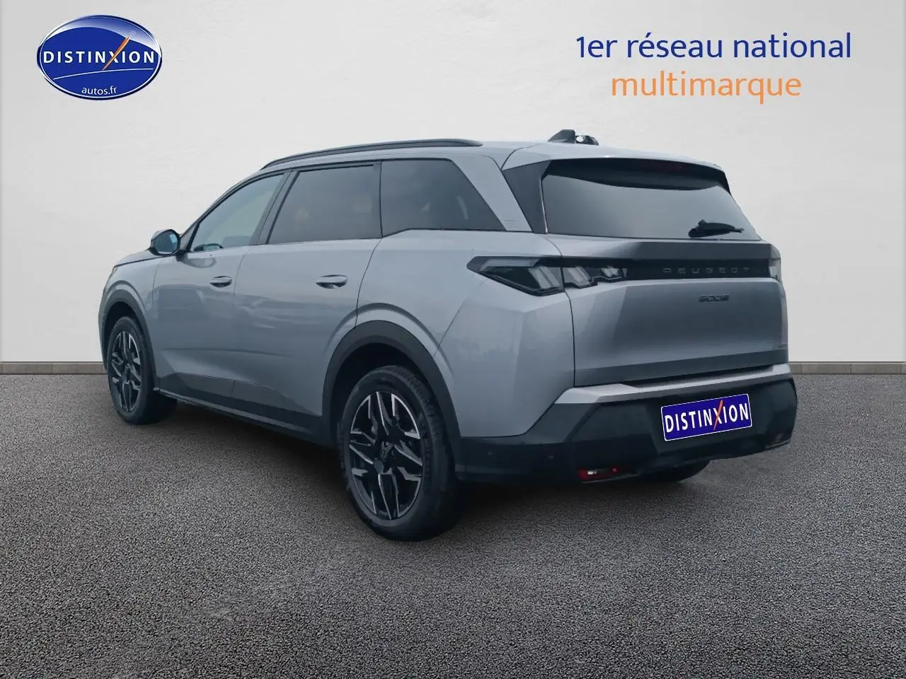 Peugeot 5008 Hybrid 145 allure gris artense en 3/4 arrière droit, avec vitres surteintées et jantes alu noires.