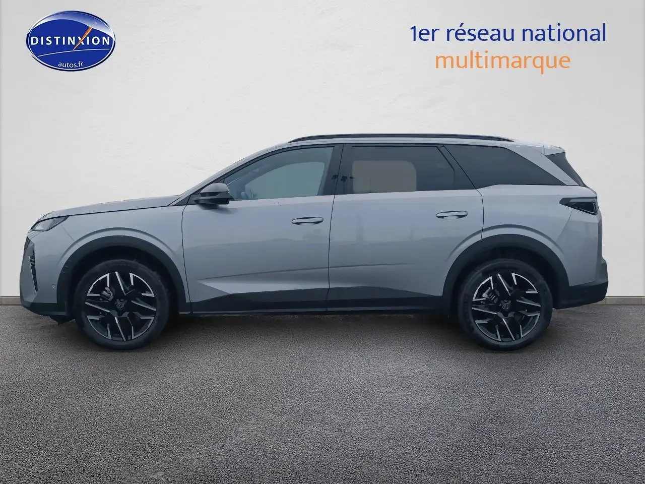 Profil droit d’un Peugeot 5008 Hybrid 145 allure e-dcs6 gris artense avec jantes alu noires et toit noir.