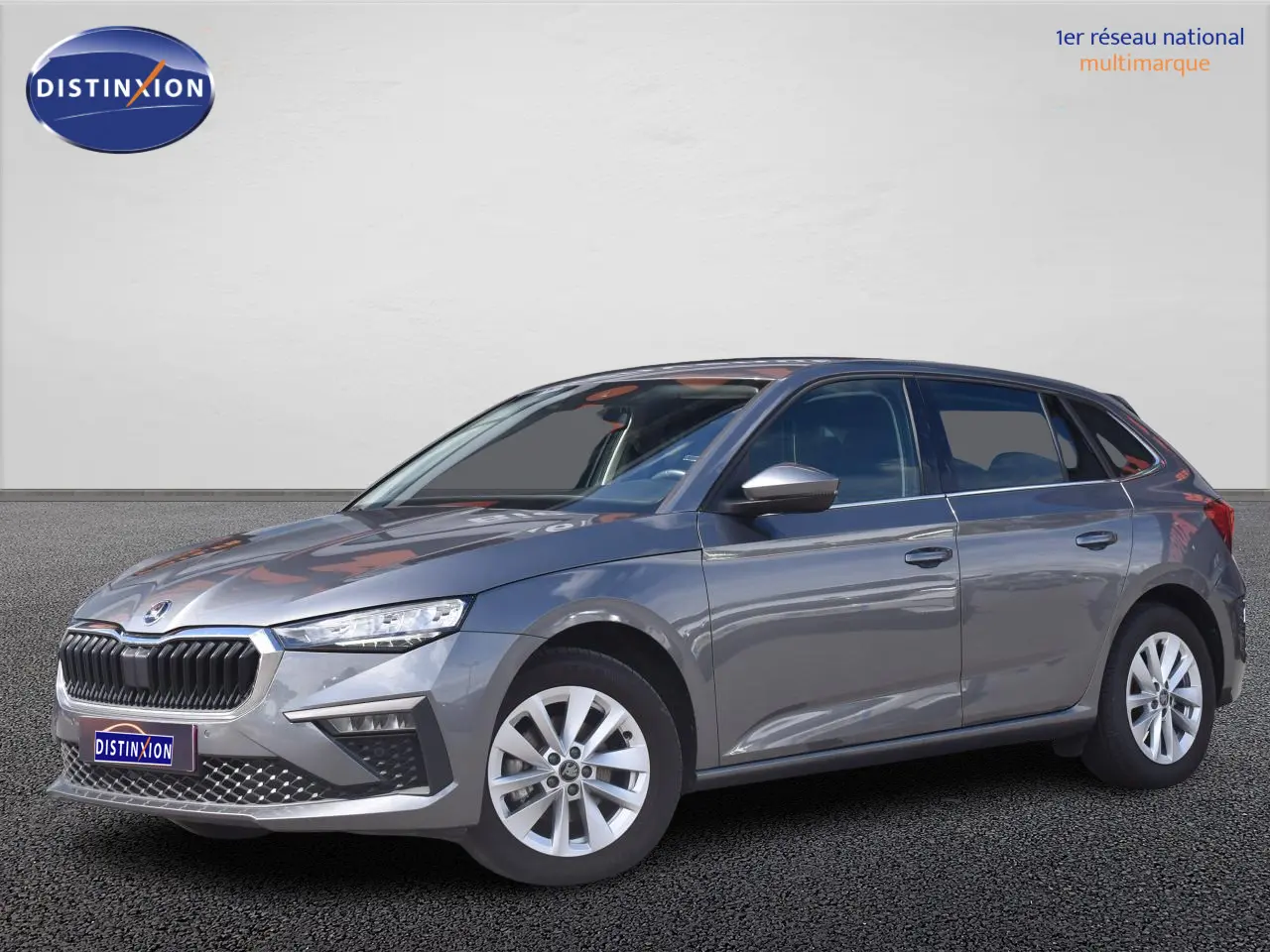 SKODA SCALA gris graphite vue 3/4 avant droit, jantes alliage 16 pouces et calandre chromée distinctive.