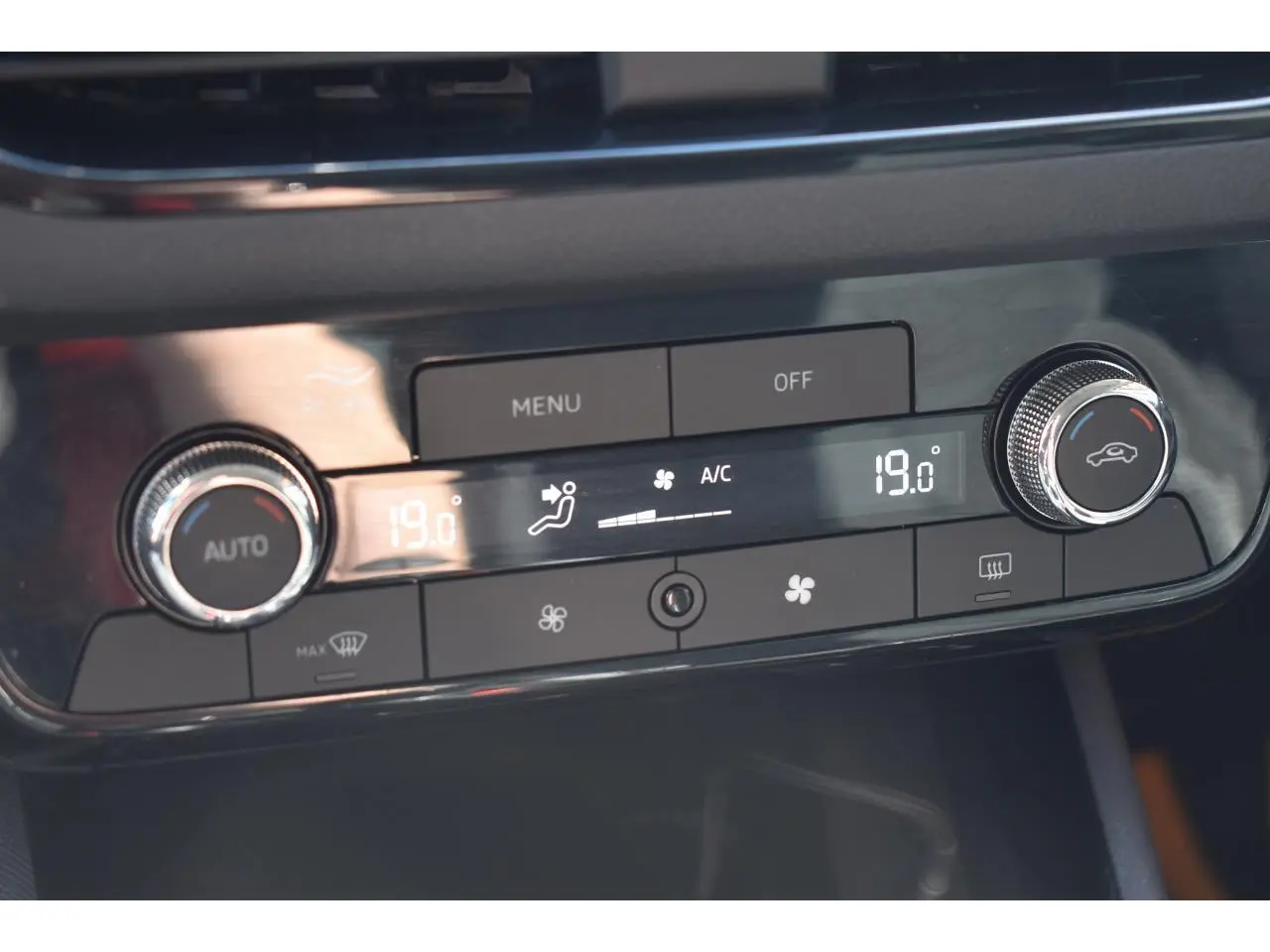 Gros plan sur la console centrale de la Skoda Scala 2025, affichant la climatisation automatique bi-zone à 19°C.