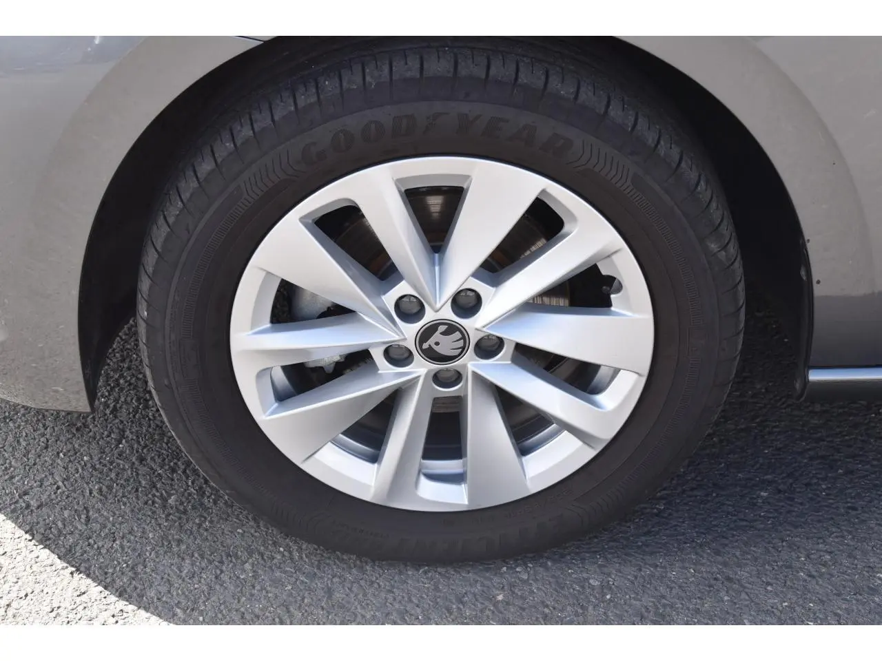 Gros plan sur la jante alliage 16 pouces Cortadero Aero gris argenté de la Skoda Scala gris graphite côté gauche.