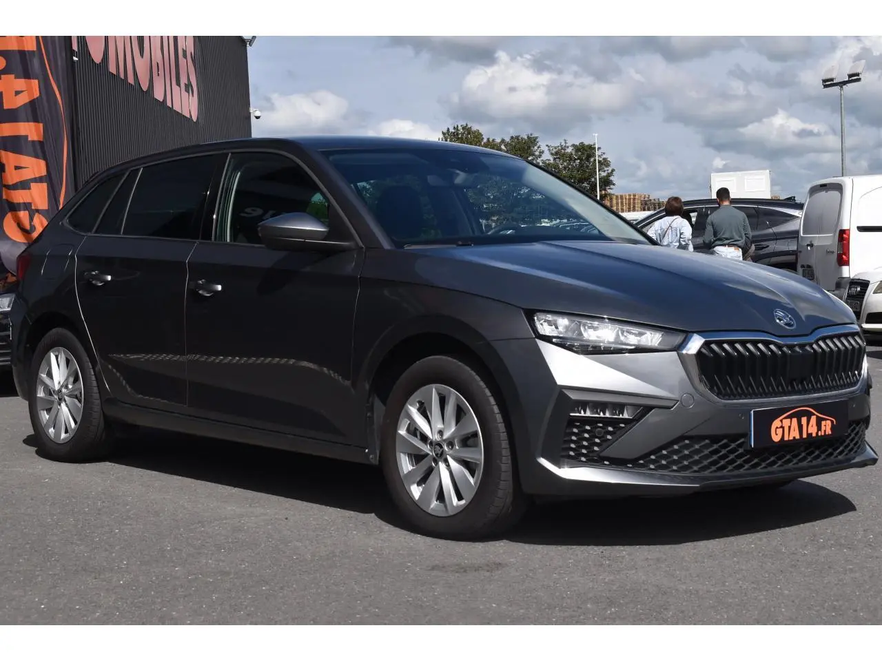Vue 3/4 avant droite d'une Skoda Scala gris graphite avec calandre noire et jantes alliage 16 pouces.