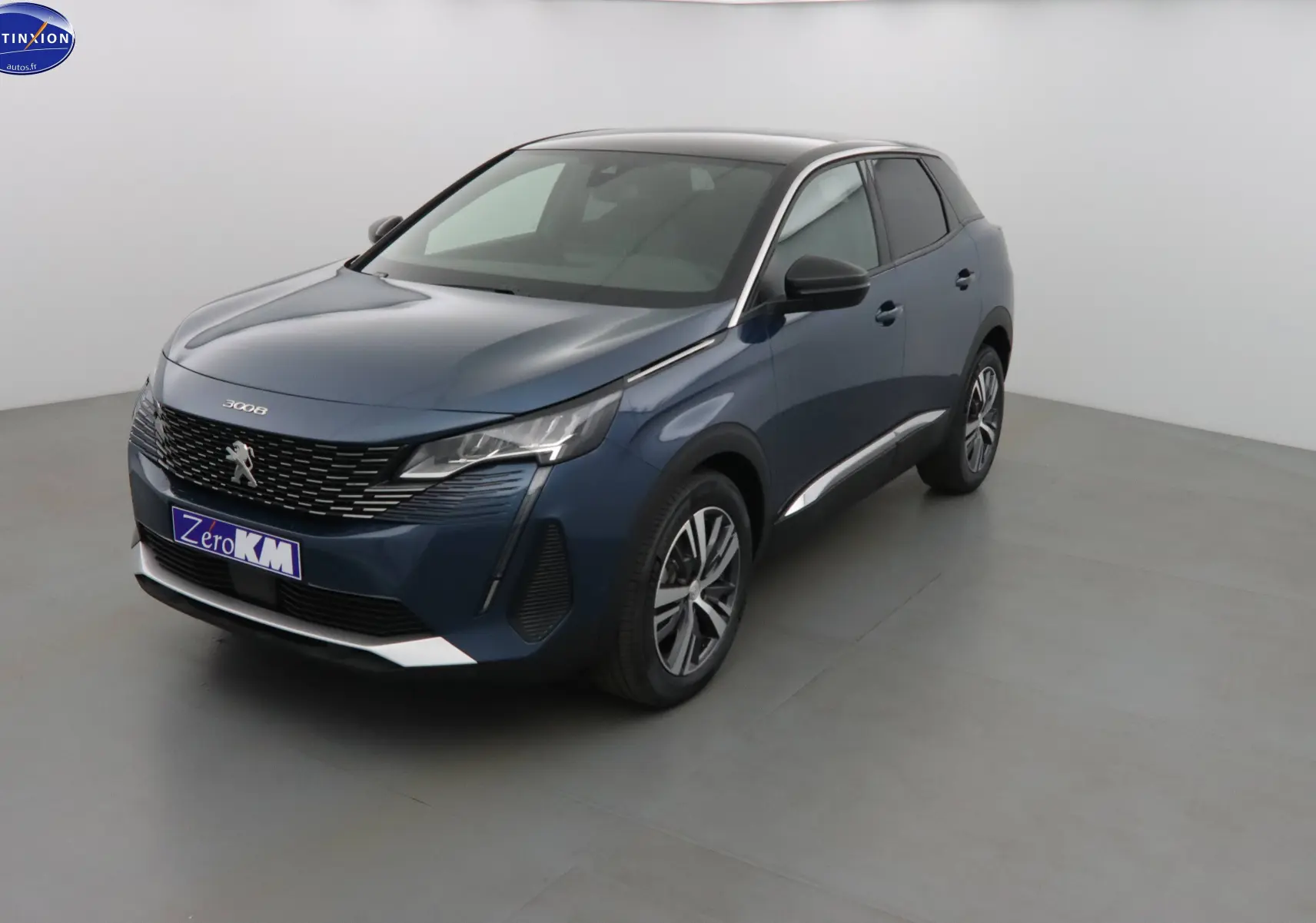 Peugeot 3008 bleu Célèbes métal vue 3/4 avant droit avec calandre noire et jantes alliage bicolores.