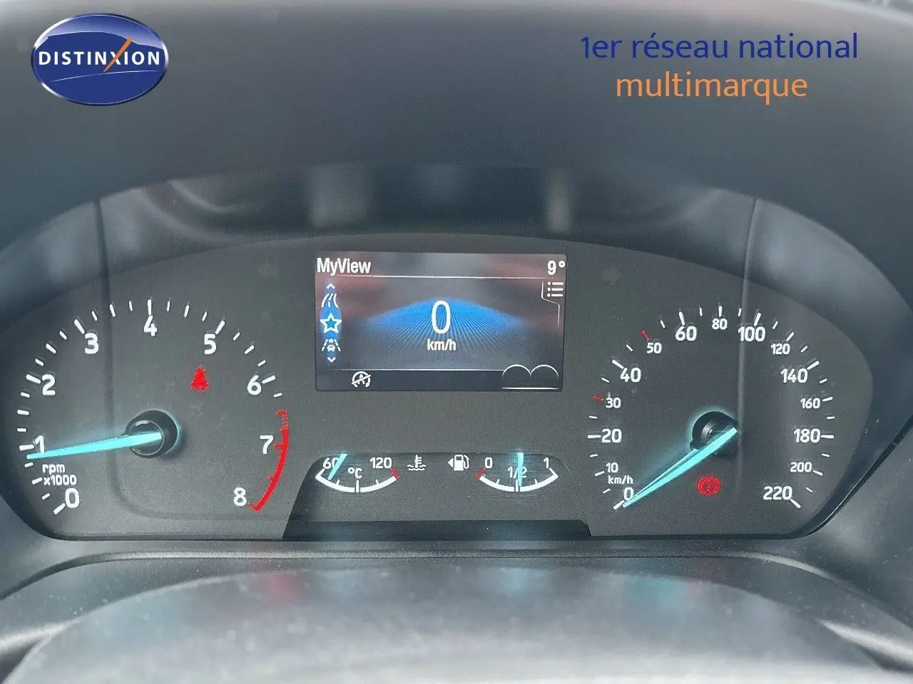 Gros plan sur le tableau de bord numérique du Ford Puma gris Solar, affichant vitesse à 0 km/h et compte-tours.