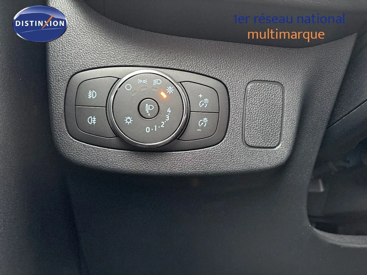 Gros plan sur le sélecteur d'éclairage intérieur noir du tableau de bord d'une Ford Puma gris solar 2022.