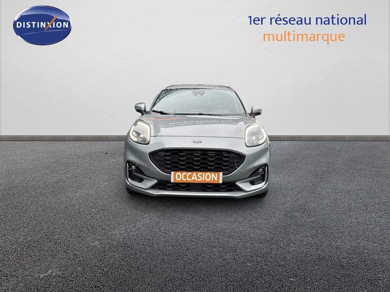 Ford Puma gris Solar vue de face, mettant en valeur sa calandre noire et ses phares arrondis LED.