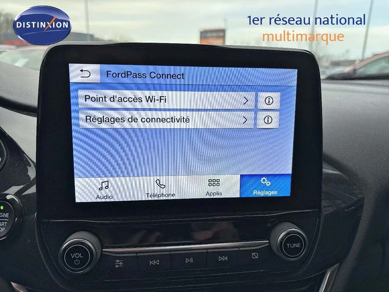 Écran tactile central du Ford Puma 2022 montrant les réglages de connectivité et point d'accès Wi-Fi.