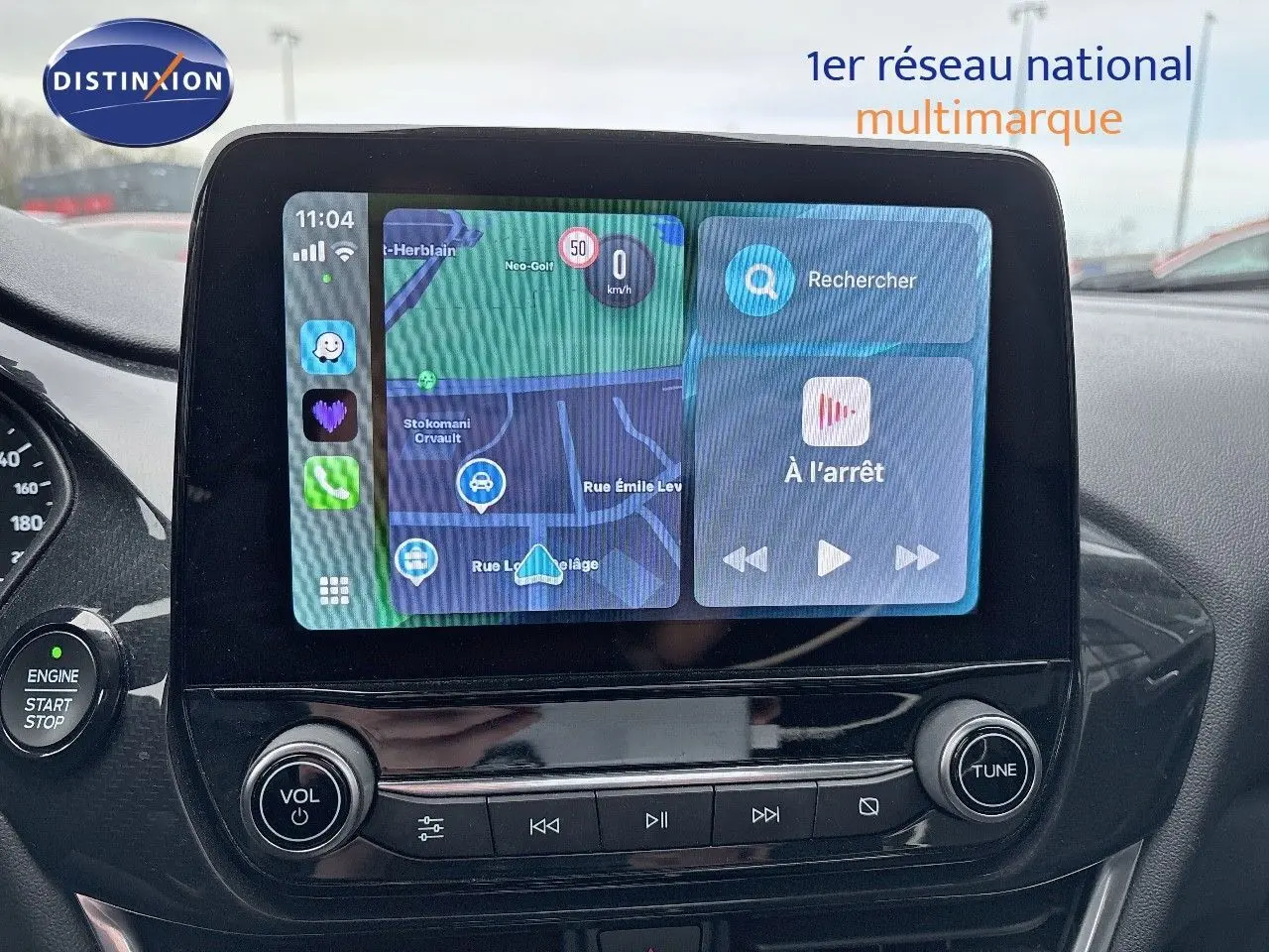 Écran tactile central du Ford Puma 2022 montrant la navigation et les commandes multimédia, intérieur noir brillant.