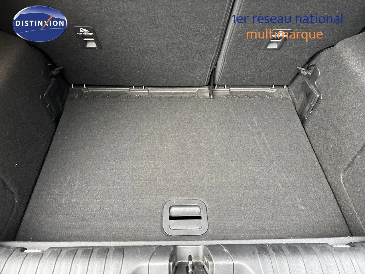 Coffre spacieux du Ford Puma gris Solar, vue intérieure depuis l'ouverture arrière, avec banquette rabattue.