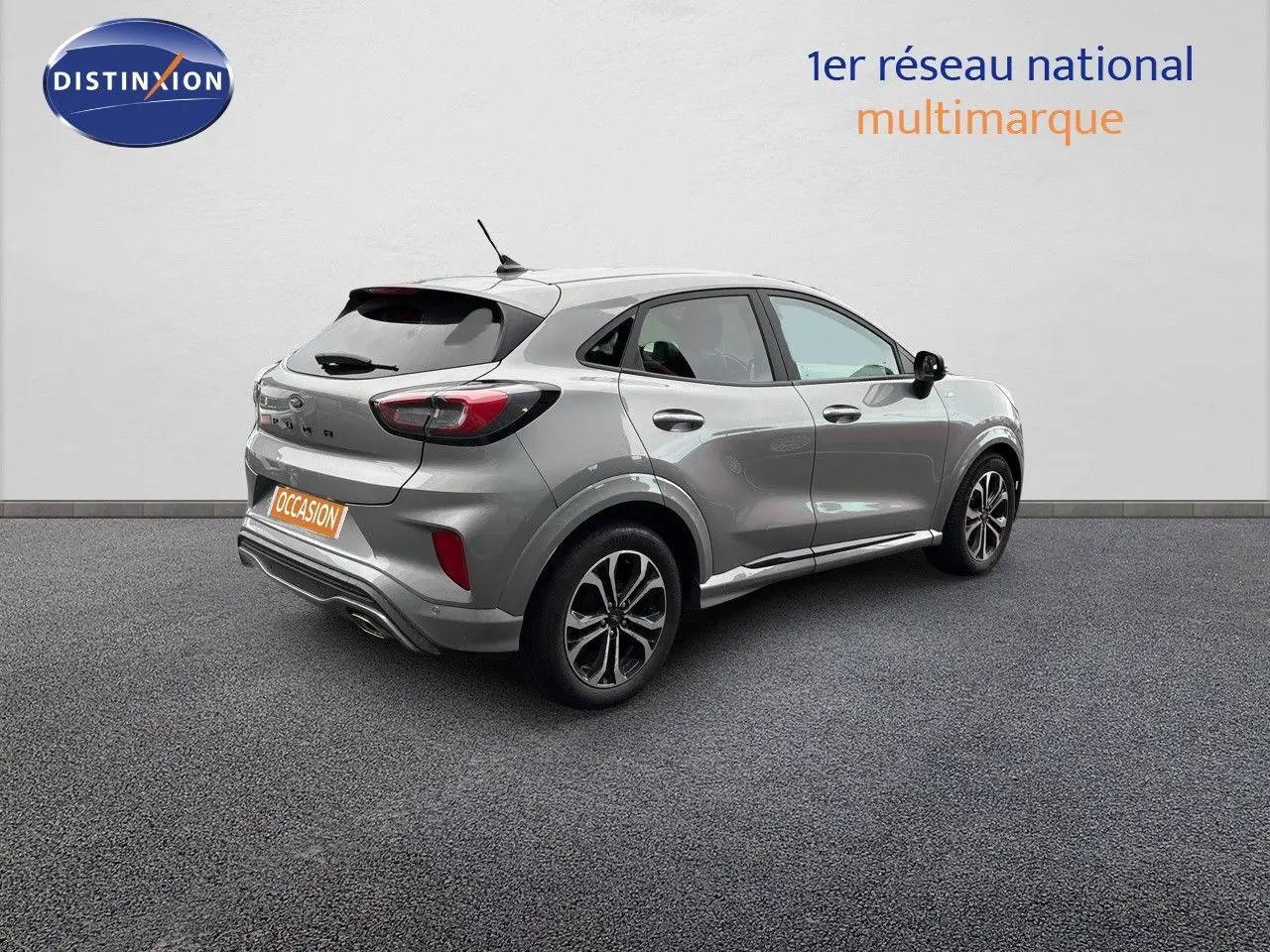 Vue 3/4 arrière droite d'un Ford Puma gris Solar avec jantes alliage et finition ST-Line Design.