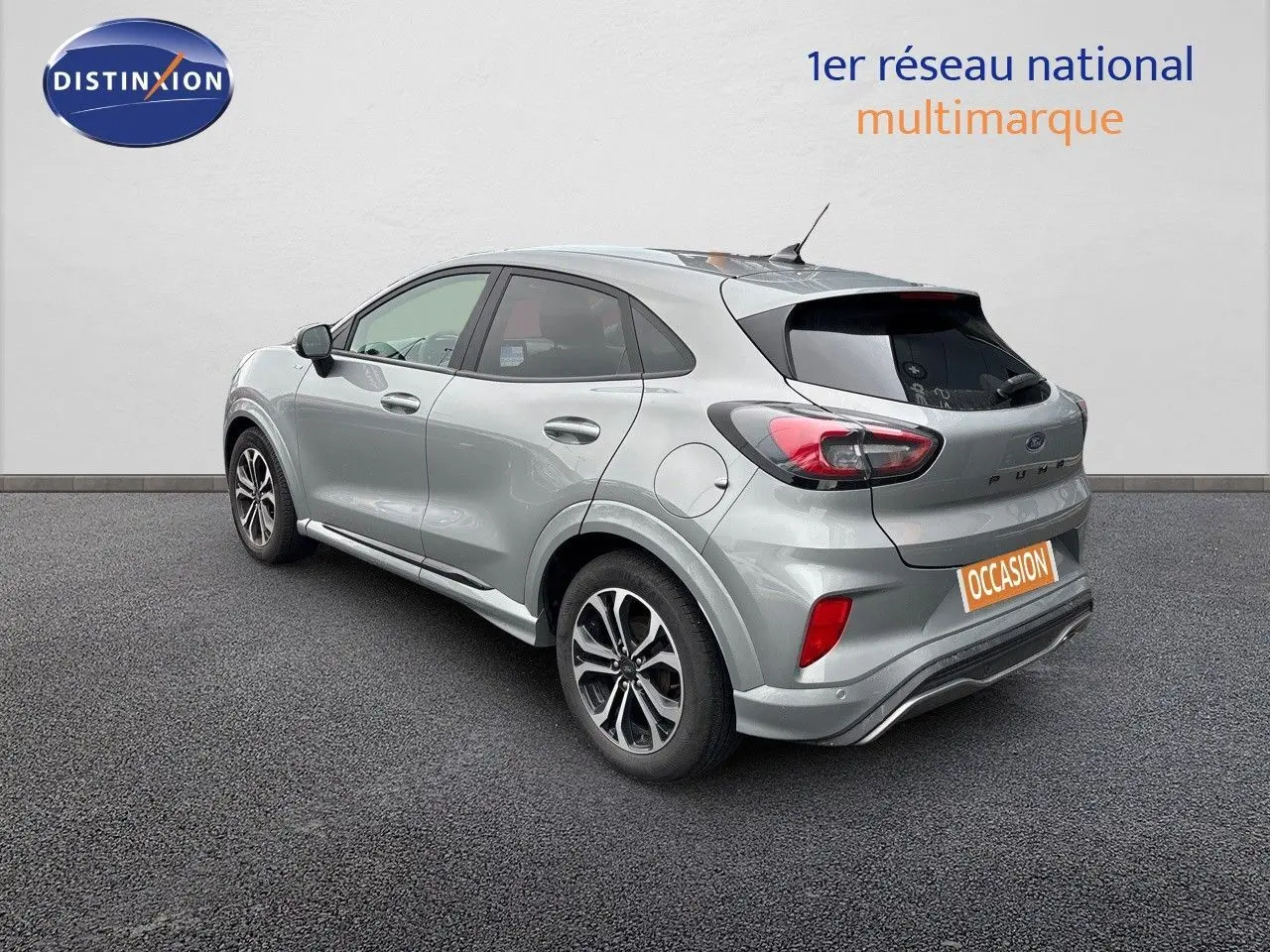 Vue 3/4 arrière droite du Ford Puma gris Solar avec jantes alliage et feux arrière LED distinctifs.