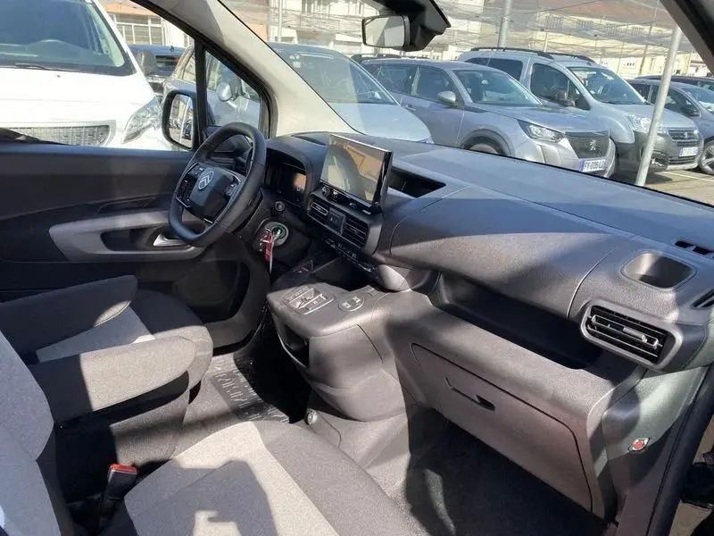 Vue intérieure côté conducteur du Citroën Berlingo gris Artense 2025, avec tableau de bord moderne et écran tactile central.