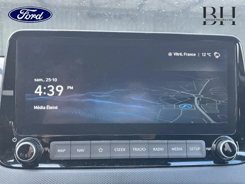 Écran tactile central de la Hyundai KONA Pulse Red Métal, affichant la navigation et l'heure à 4:39 PM.